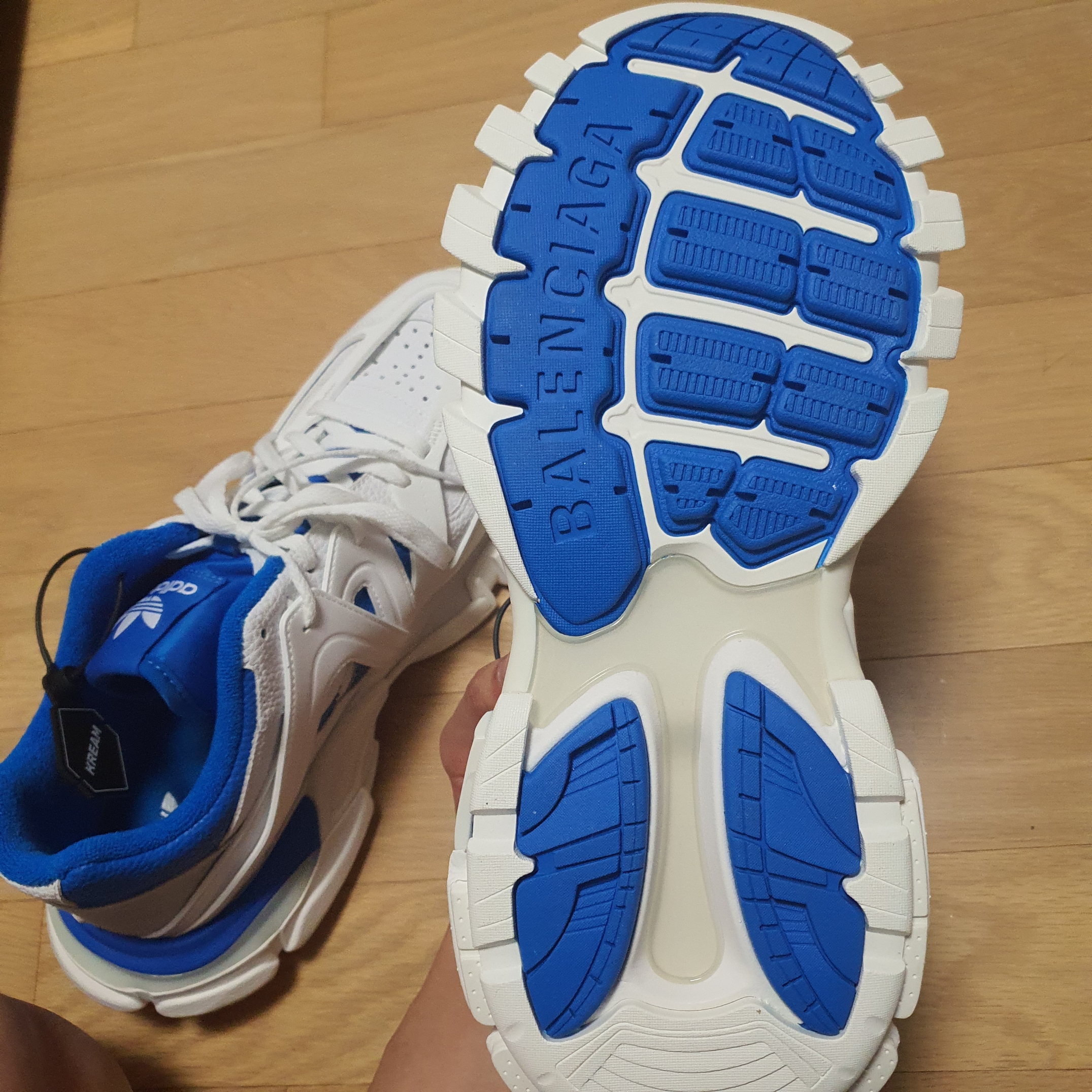 Balenciaga x Adidas Track Forum Low Top Sneaker White Blue 착용 스타일 - 2