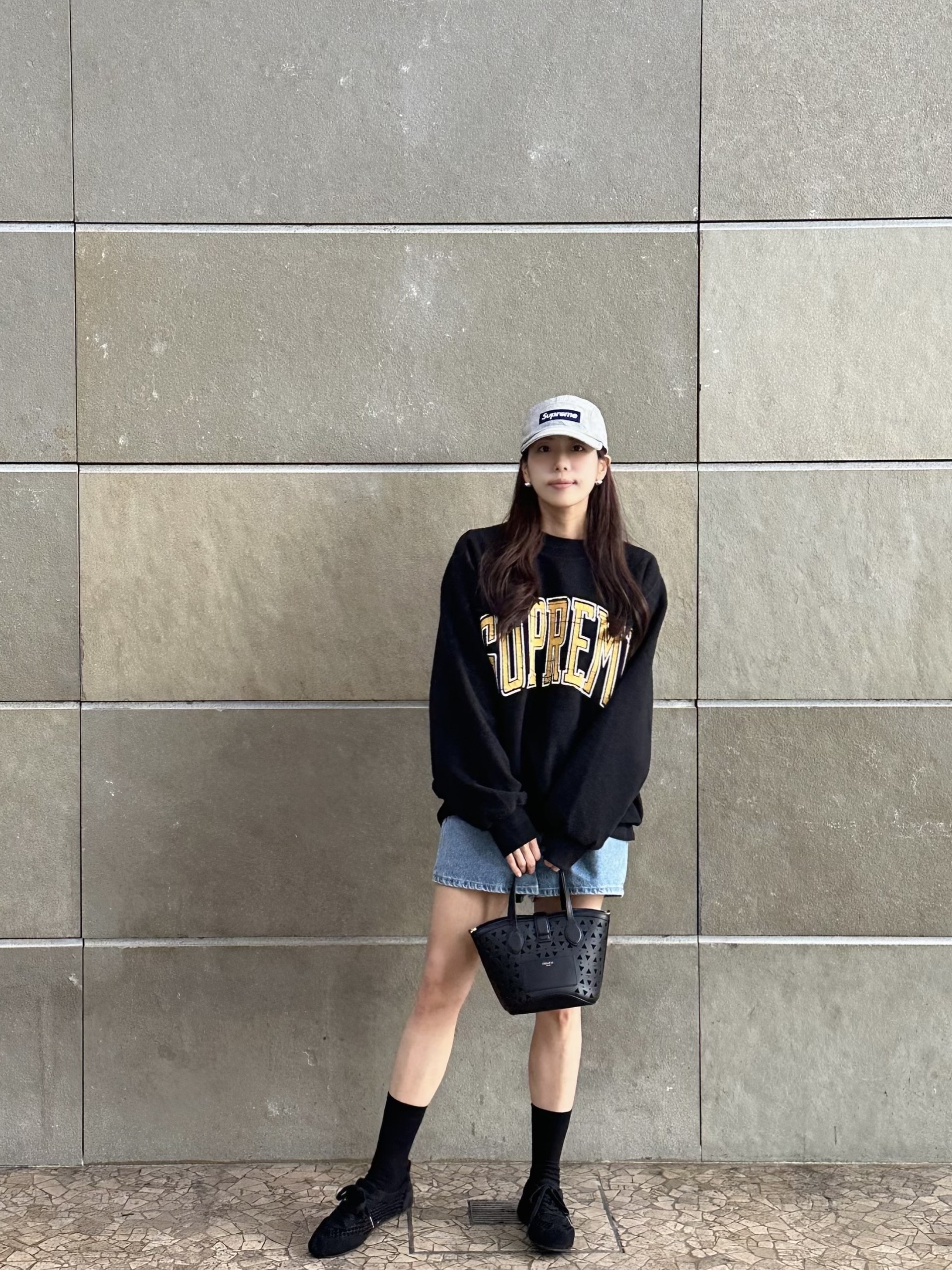 Supreme Denim Camp Cap Dirty Indigo - 23SS, Supreme Inside Out Crewneck Black - 23FW 착용 스타일 - 3