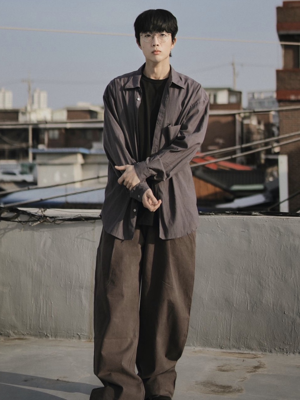 DIVEIN Vern One Tuck Wide Chino Pants Charcoal Purple 착용 스타일