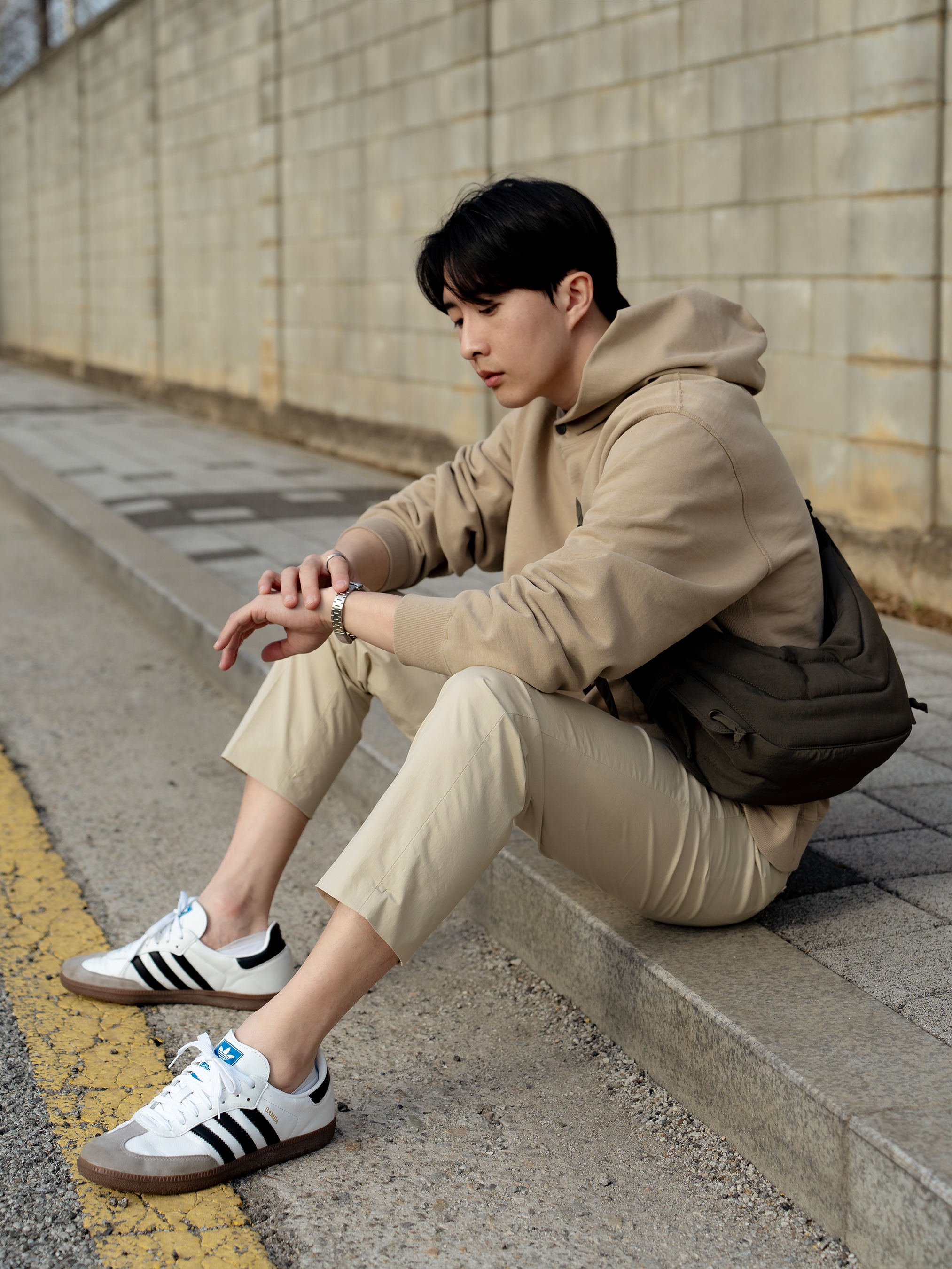 Adidas Samba OG Cloud White, Lemaire Small Soft Game Bag Nylon Canvas Espresso - Ssense Exclusive 착용 스타일 - 1