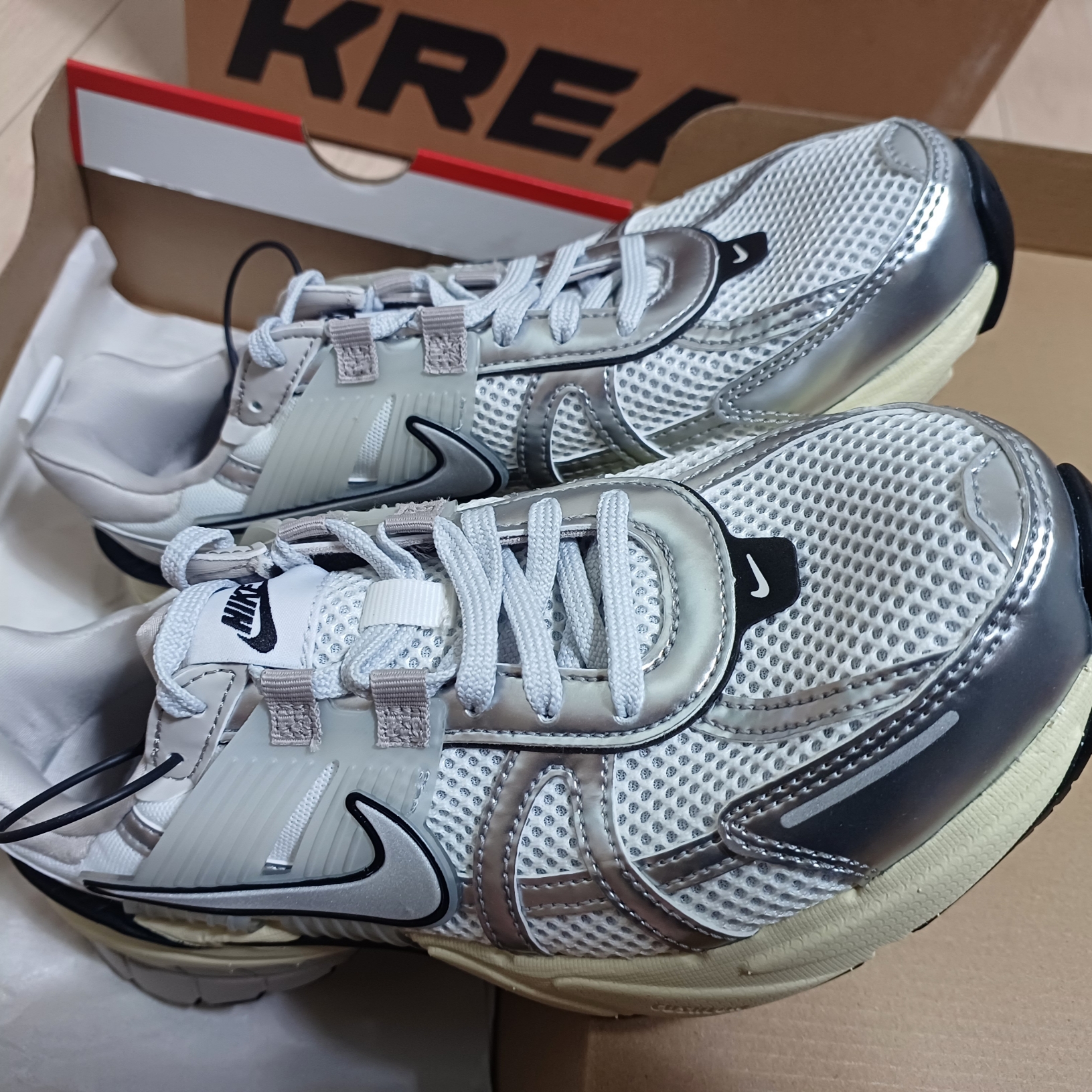 Nike V2K Run Summit White Metallic Silver 착용 스타일 - 3