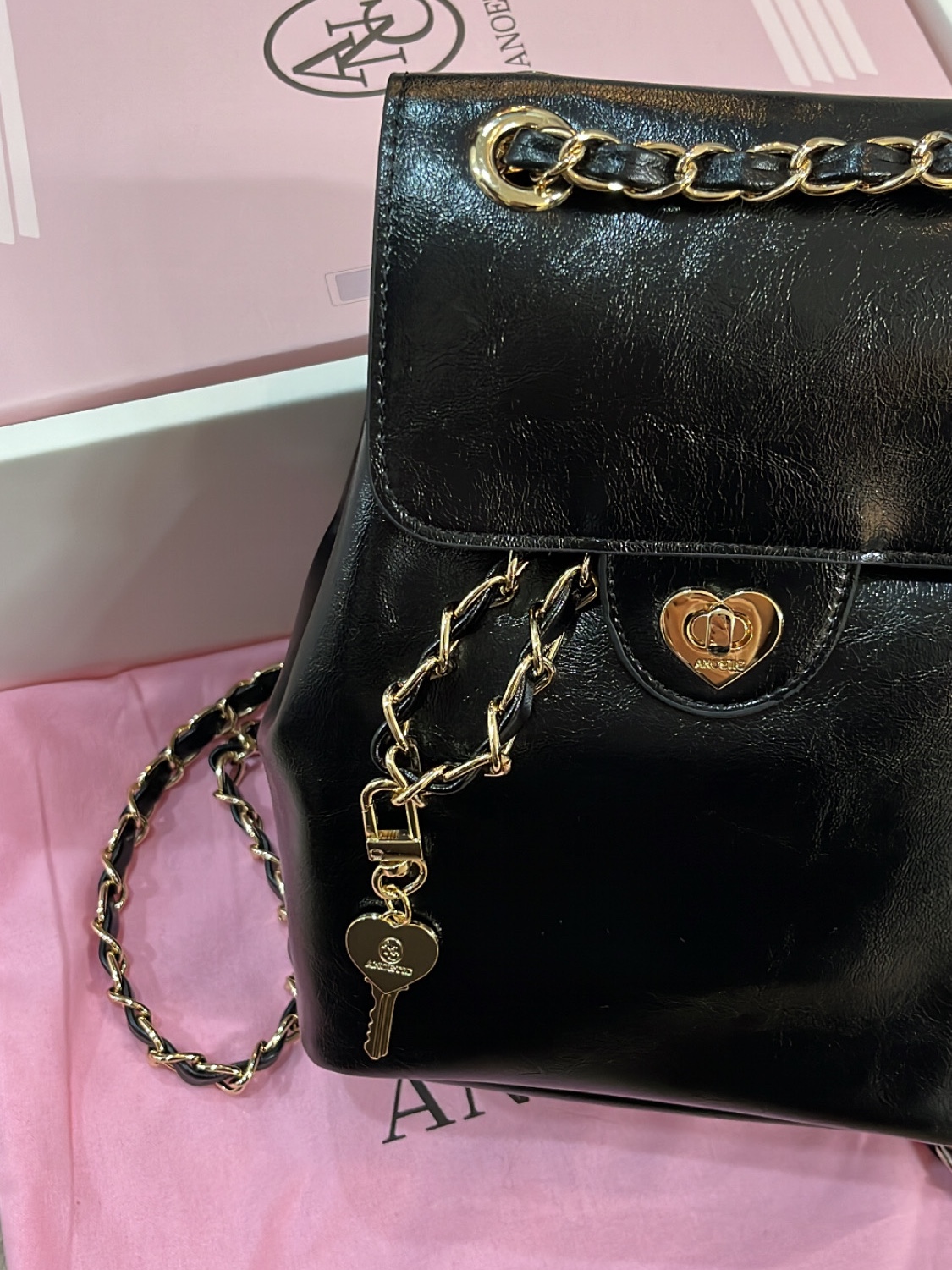 [KREAM 단독] Anoetic Heart Classic Backpack with Keyring Black, Anoetic Anc Classic Backpack Black 착용 스타일 - 2