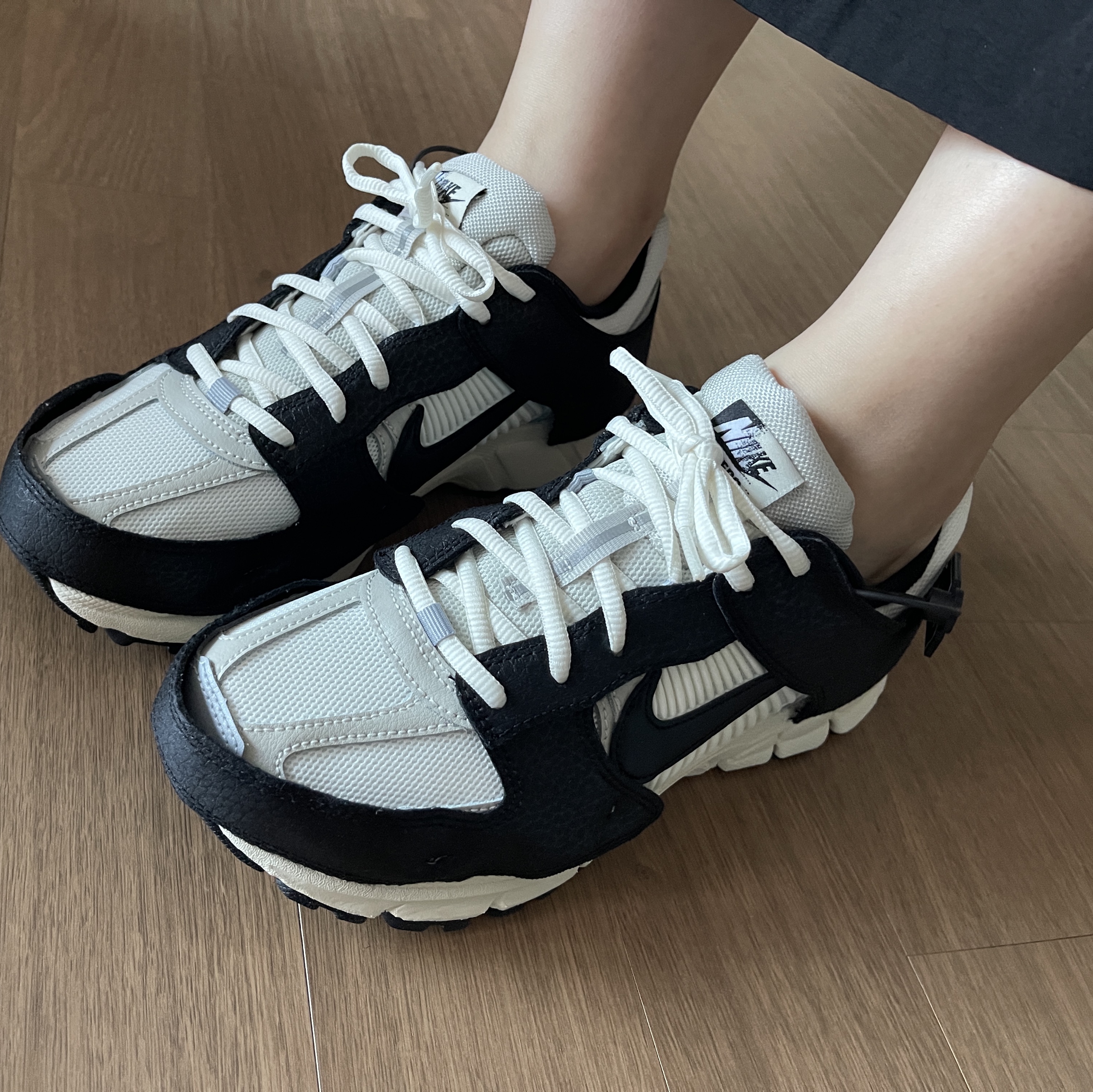 (W) Nike Zoom Vomero 5 Wolf Grey and Black 착용 스타일