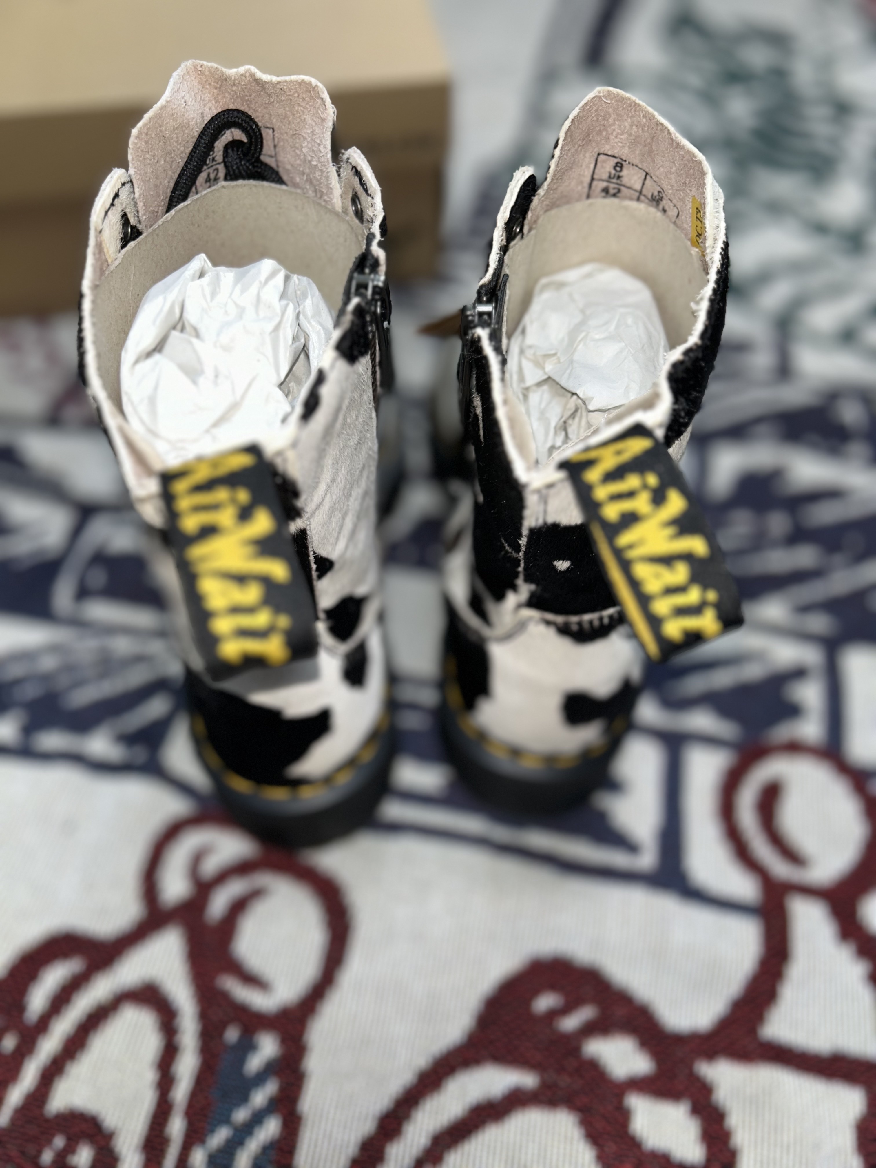 Dr. Martens Jadon Hair On Platform Boots Cow Print 착용 스타일 - 5