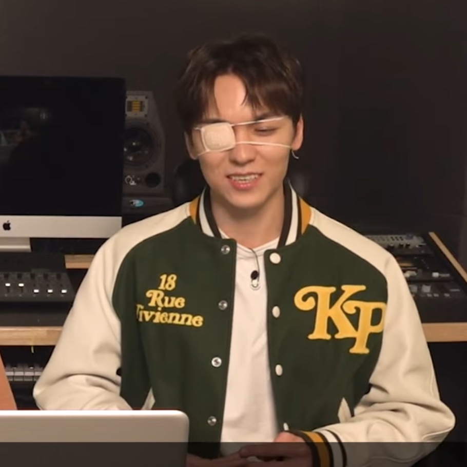 Kenzo x Verdy Varsity Jacket Dark Khaki 착용 스타일 - 2