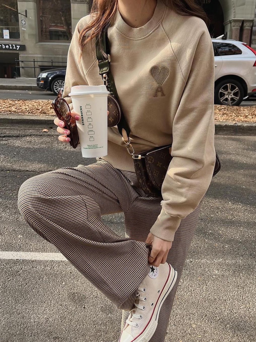 Supreme NYC Crewneck Black - 23FW, Essentials The Core Collection Crewneck Sweatshirt Light Oatmeal 착용 스타일 - 6