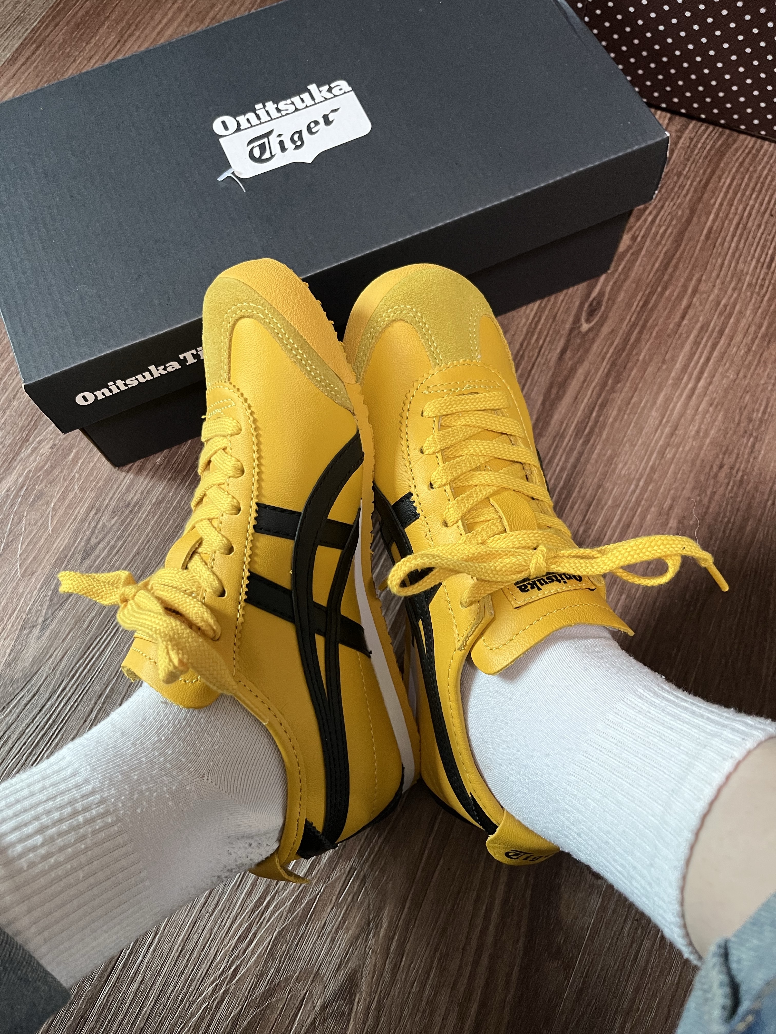 Onitsuka Tiger Mexico 66 Yellow Black 착용 스타일 - 1