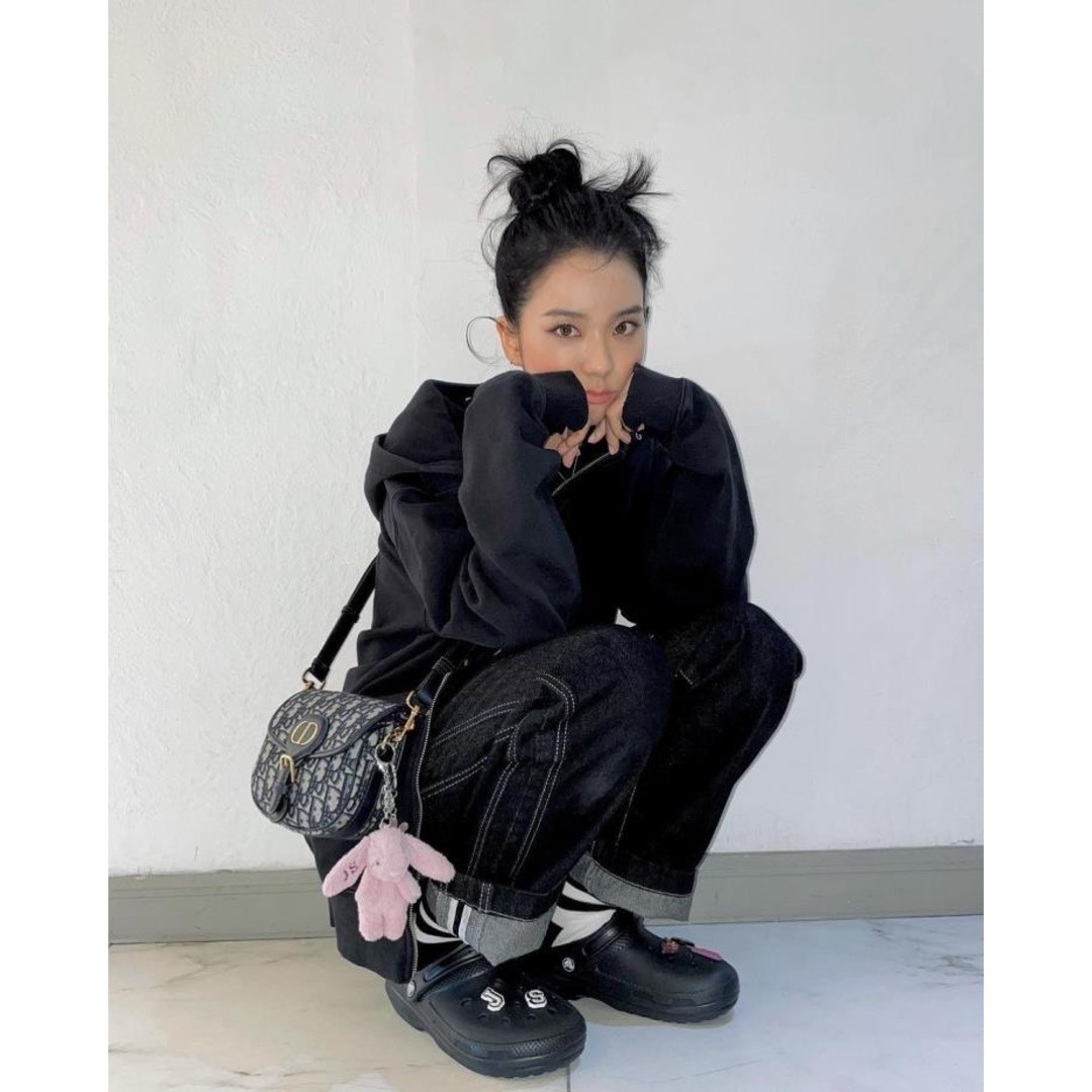 Crocs Classic Clog Black, (W) Crocs x Simone Rocha Quick Trail Low Quartz 착용 스타일 - 5
