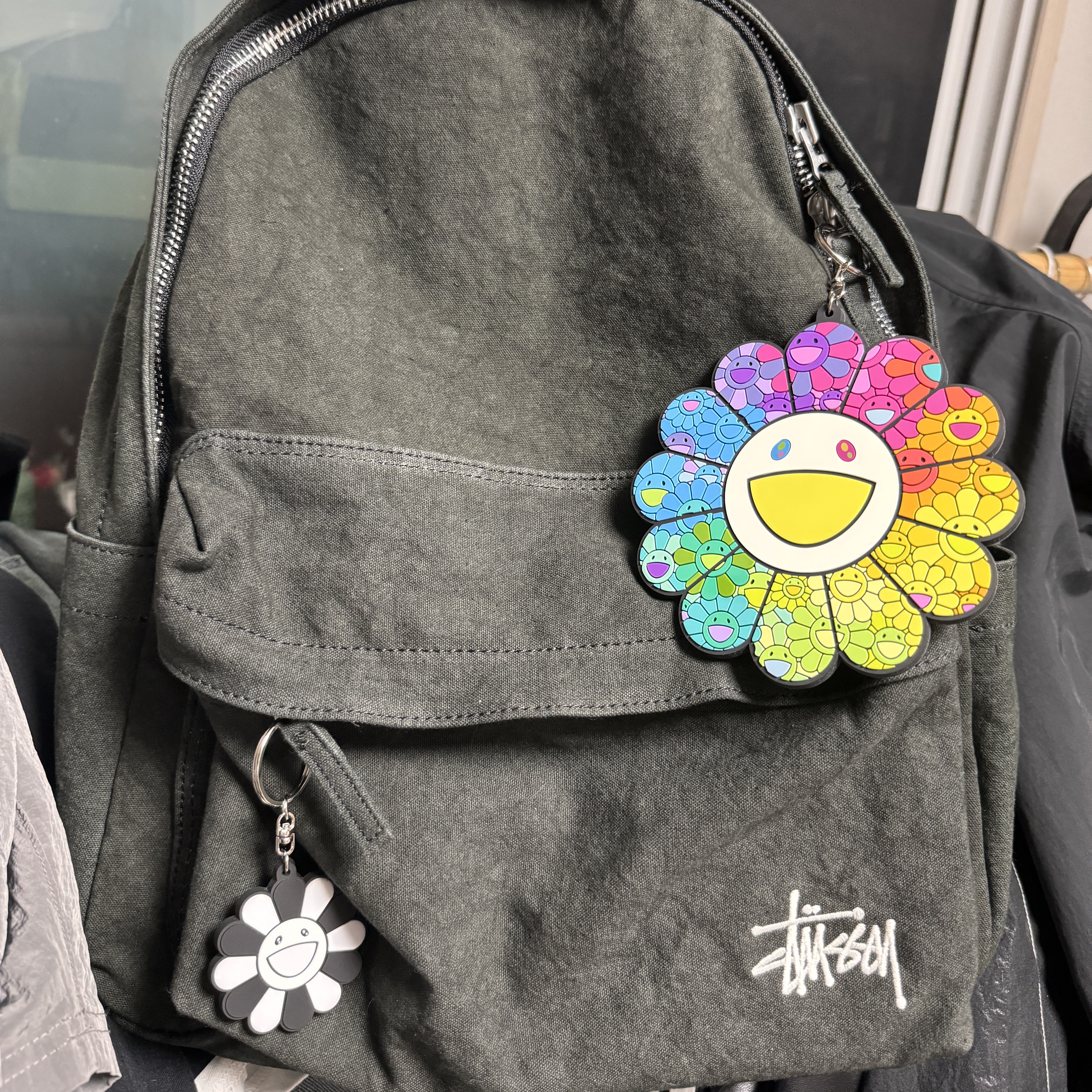 Kaikai Kiki Flower Rubber Keyring Over The Rainbow, Kaikai Kiki Flower Rubber Keyring Gray Black 착용 스타일