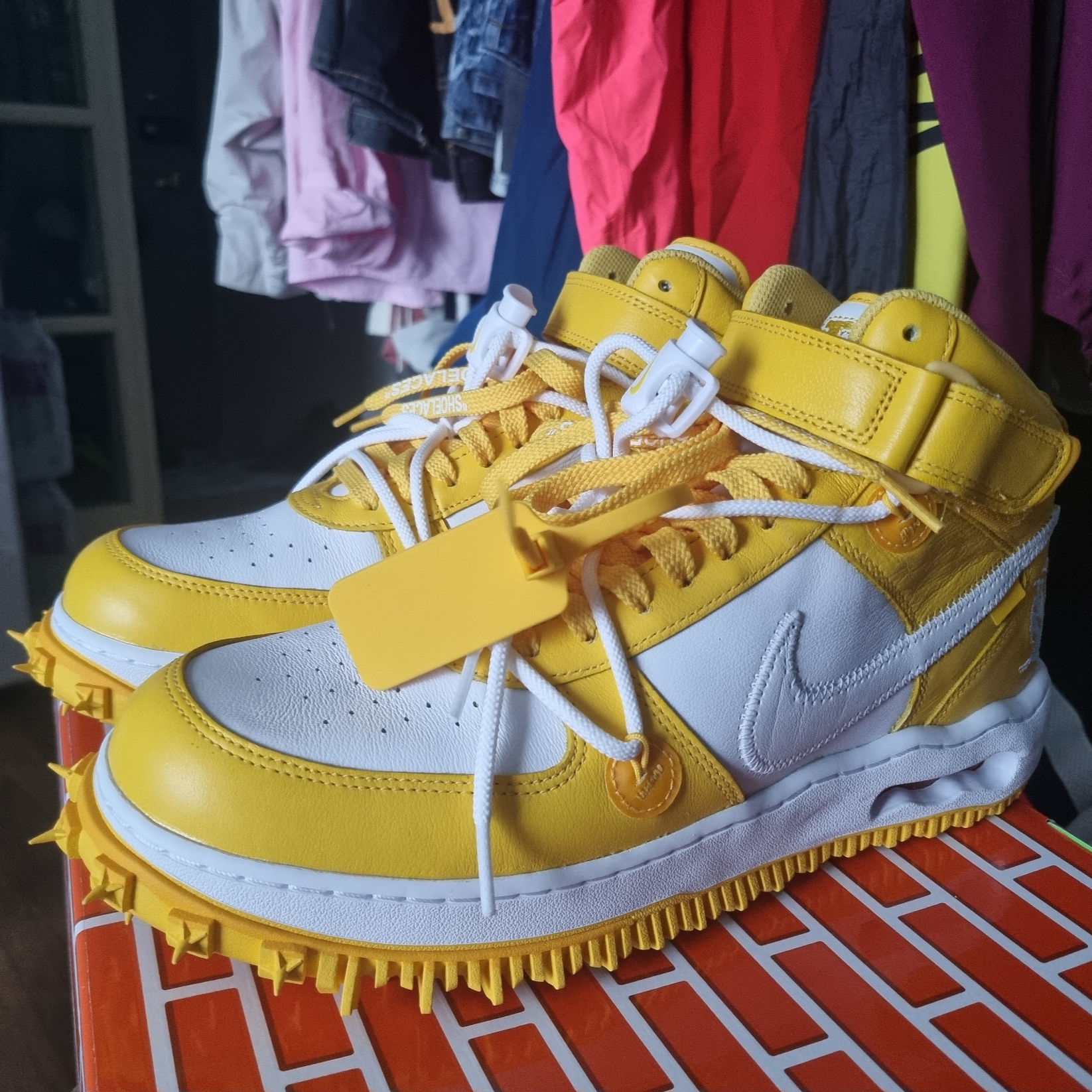 Nike x Off-White Air Force 1 Mid SP Leather Varsity Maize 착용 스타일 - 2