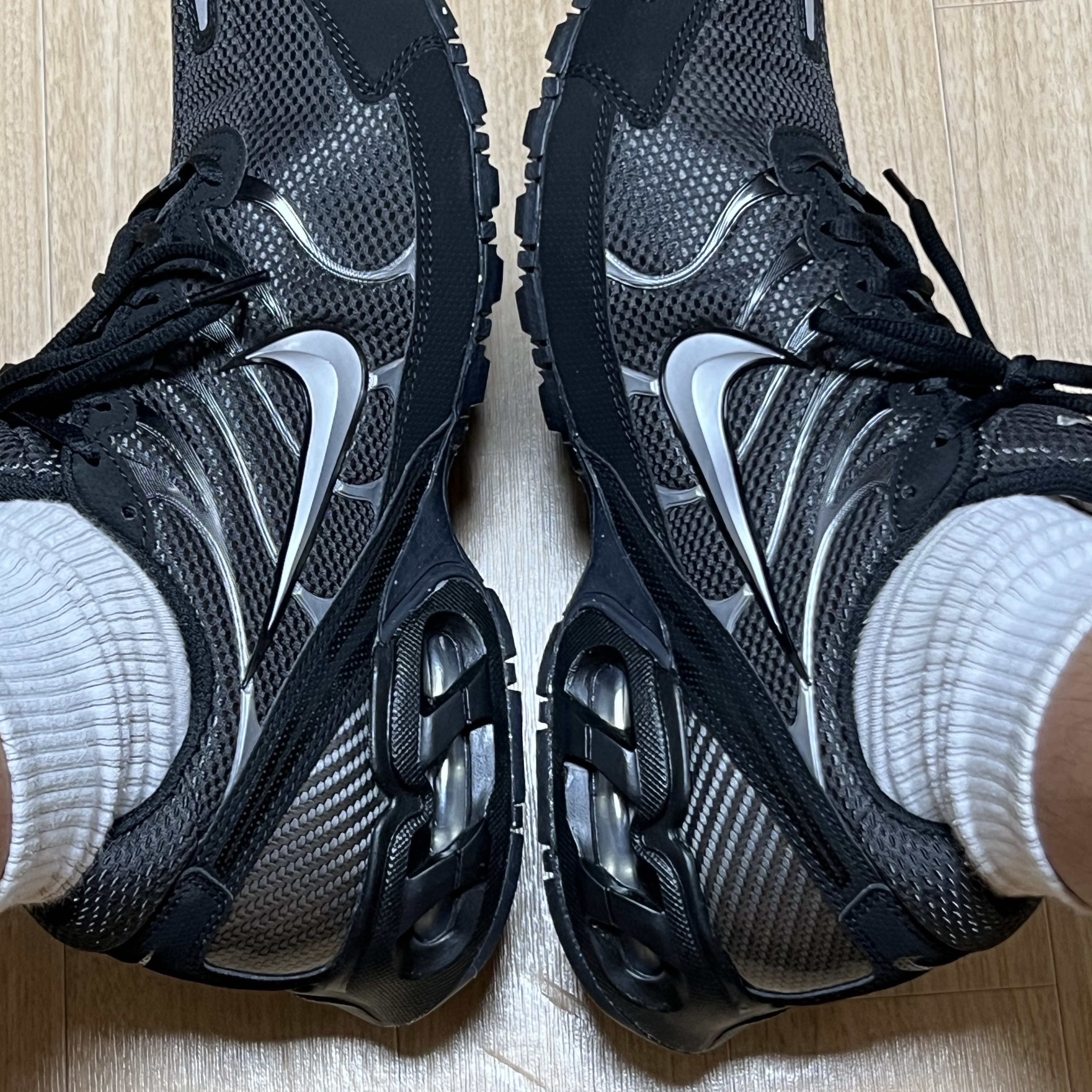 Nike Air Max Torch 4 Anthracite Metallic Silver 착용 스타일 - 1