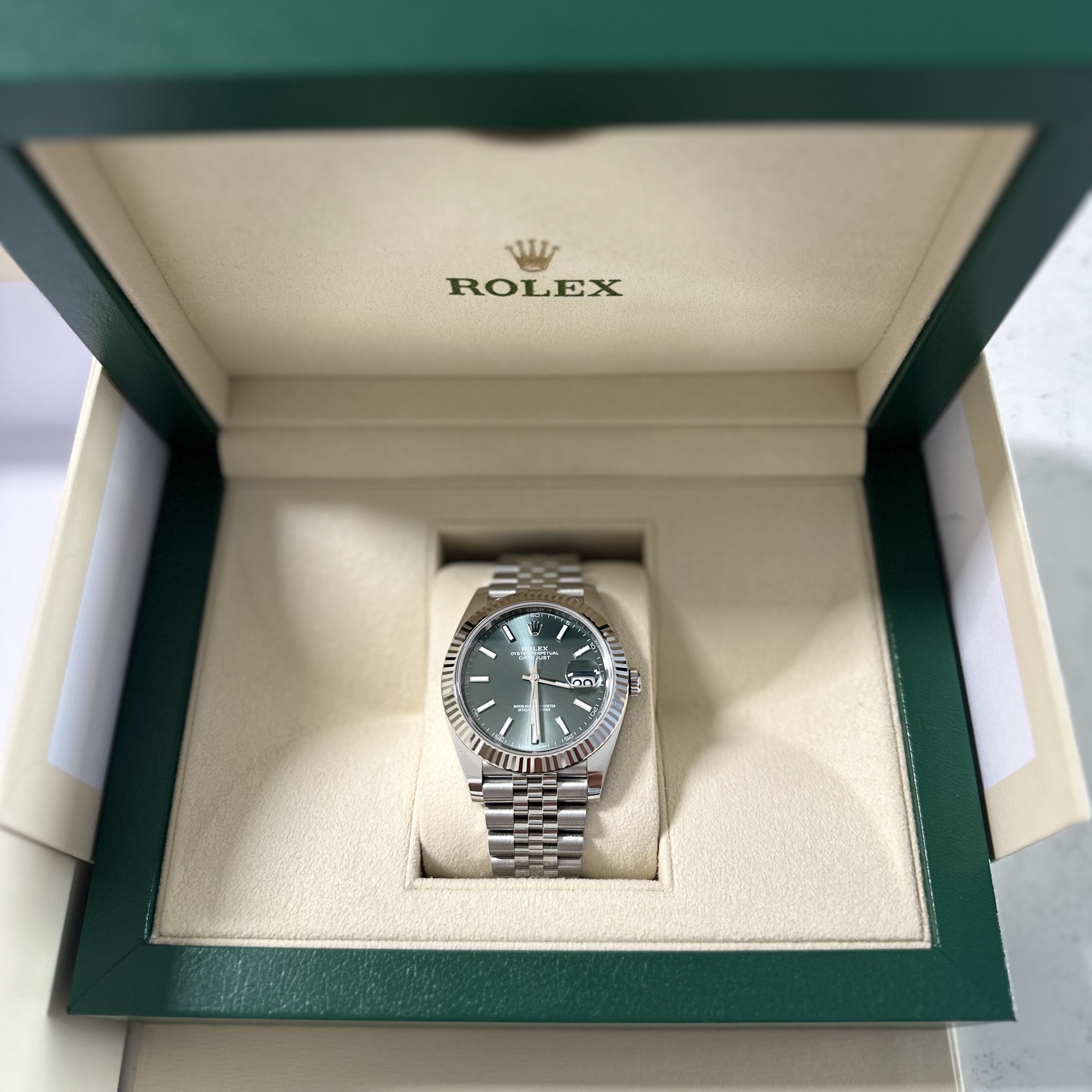 Rolex Datejust 41mm 126334 Mint Green Jubilee 착용 스타일 - 2