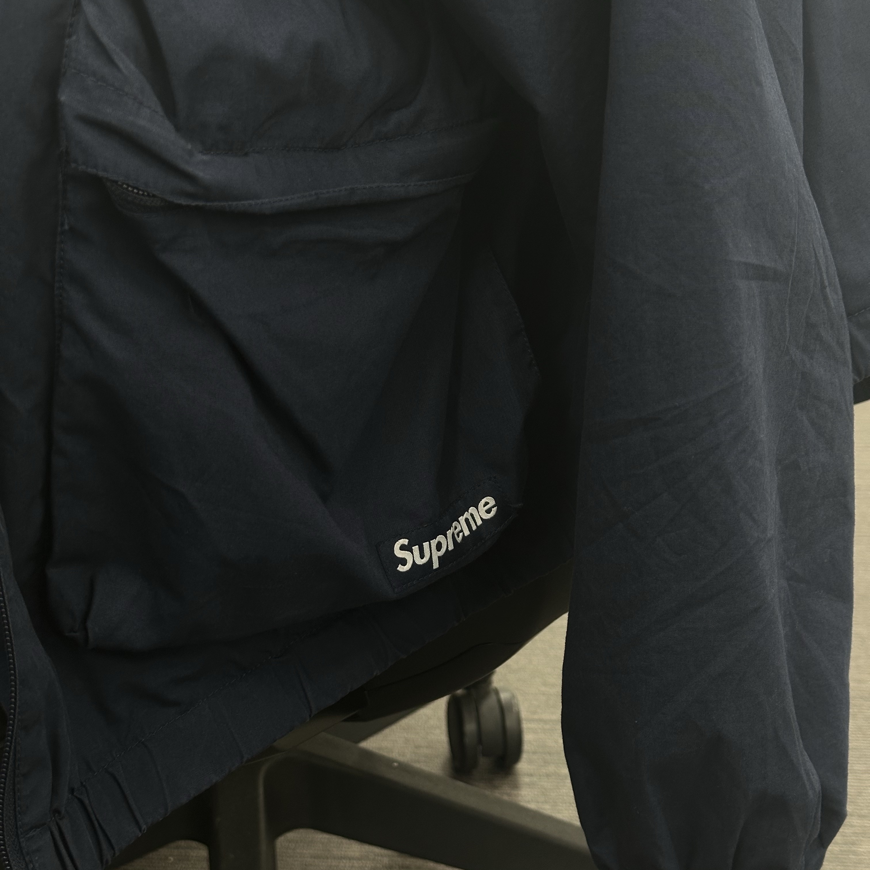 Supreme Camacho T-Shirt Black - 23FW, Supreme Raglan Utility Jacket Navy - 23SS 착용 스타일 - 3