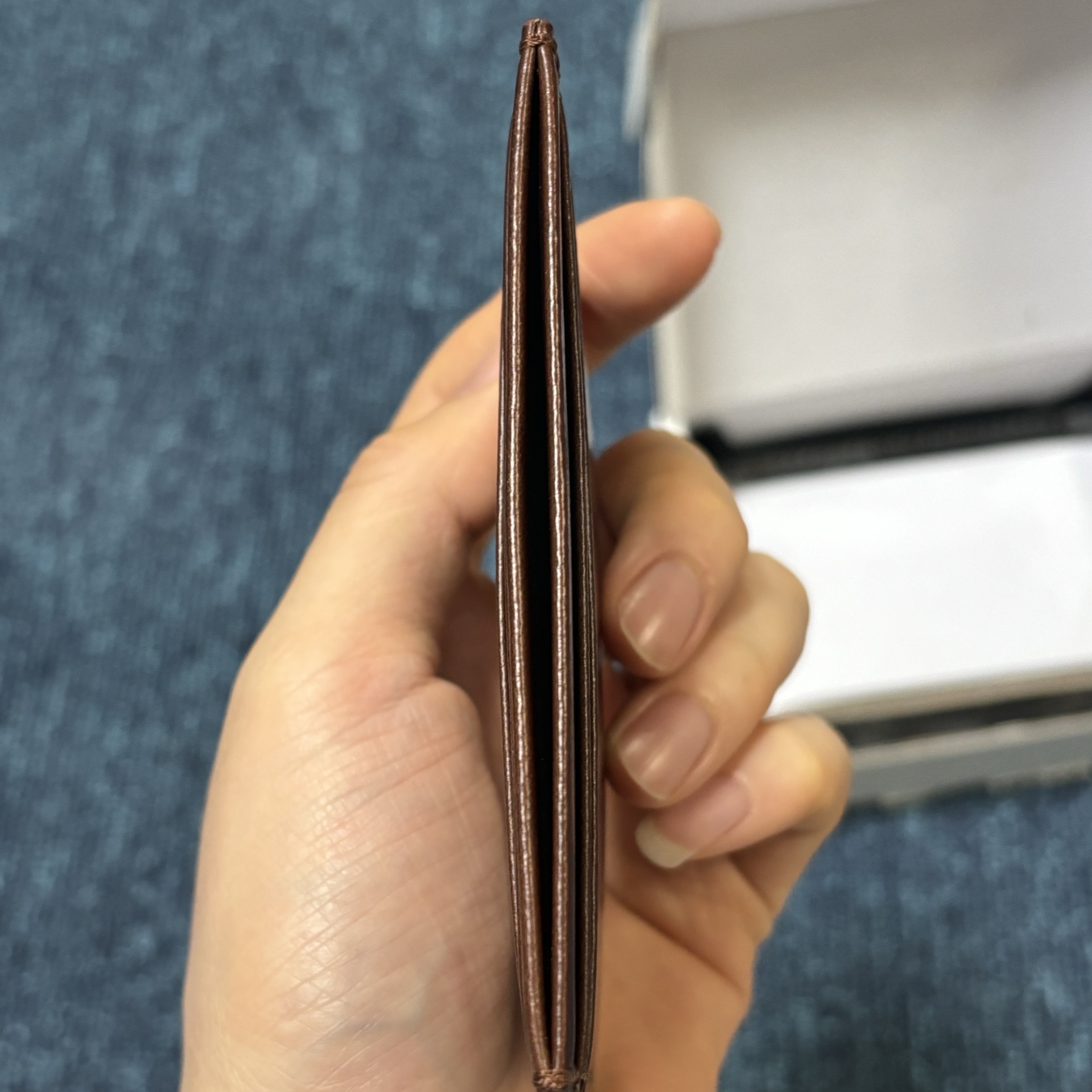 마뗑킴 빈티지 카드 지갑 브라운 착용 스타일 - 4