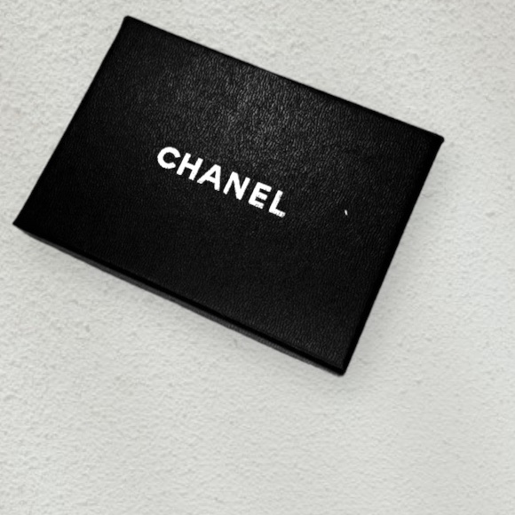 Chanel Classic Card Holder Grained Calfskin & Silver Black 착용 스타일 - 2