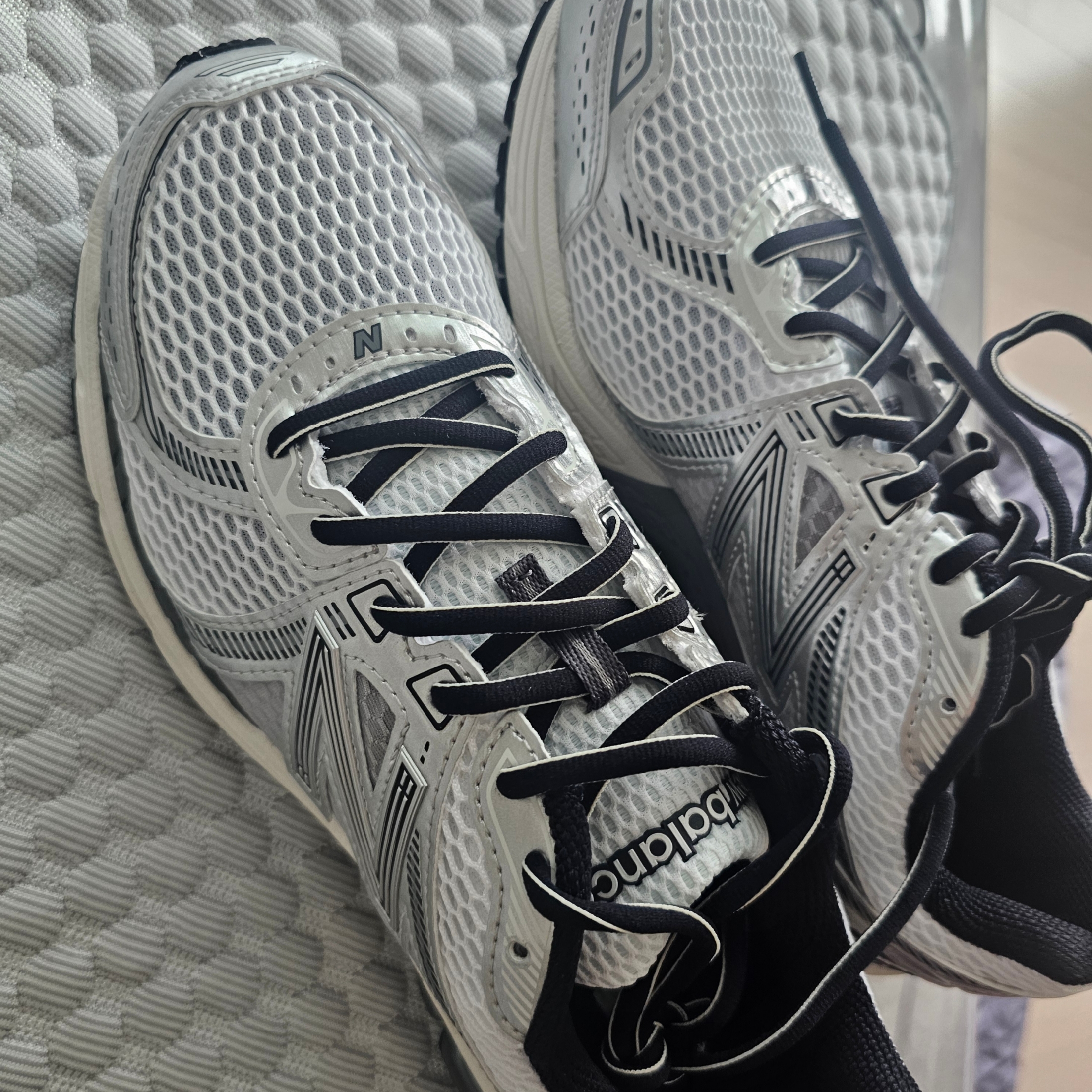 New Balance 860v2 Optic White 착용 스타일