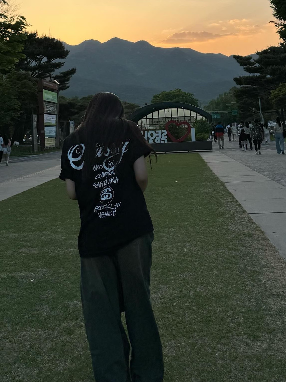 Stussy World Tour T-Shirt Black 2024,2025 착용 스타일 - 2