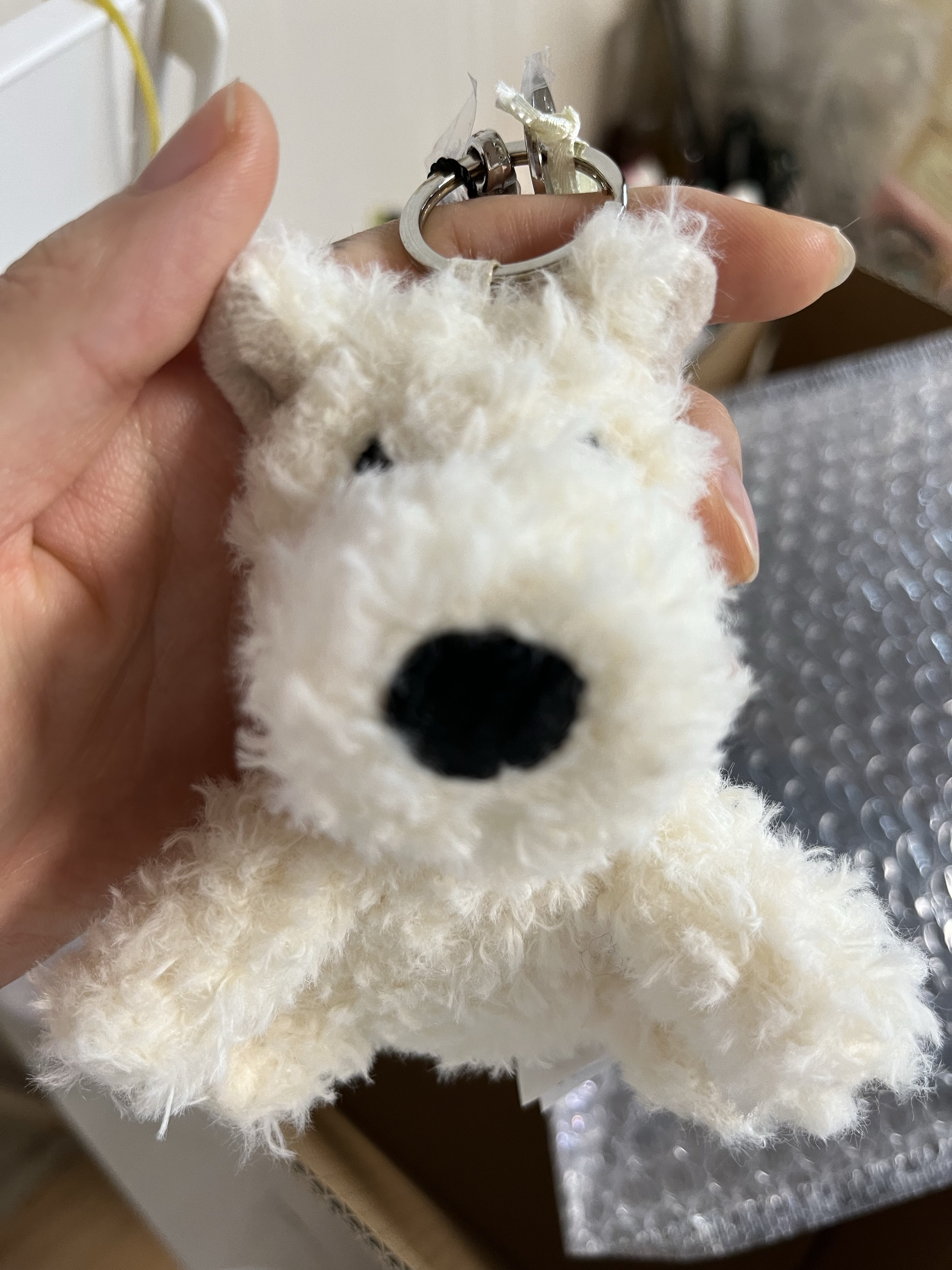 Jellycat Munro Scottie Dog Bag Charm Cream 착용 스타일 - 1