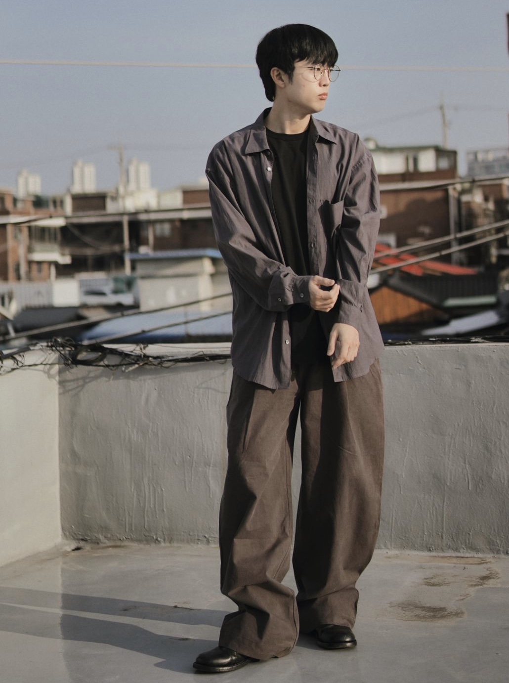 DIVEIN Vern One Tuck Wide Chino Pants Charcoal Purple 착용 스타일