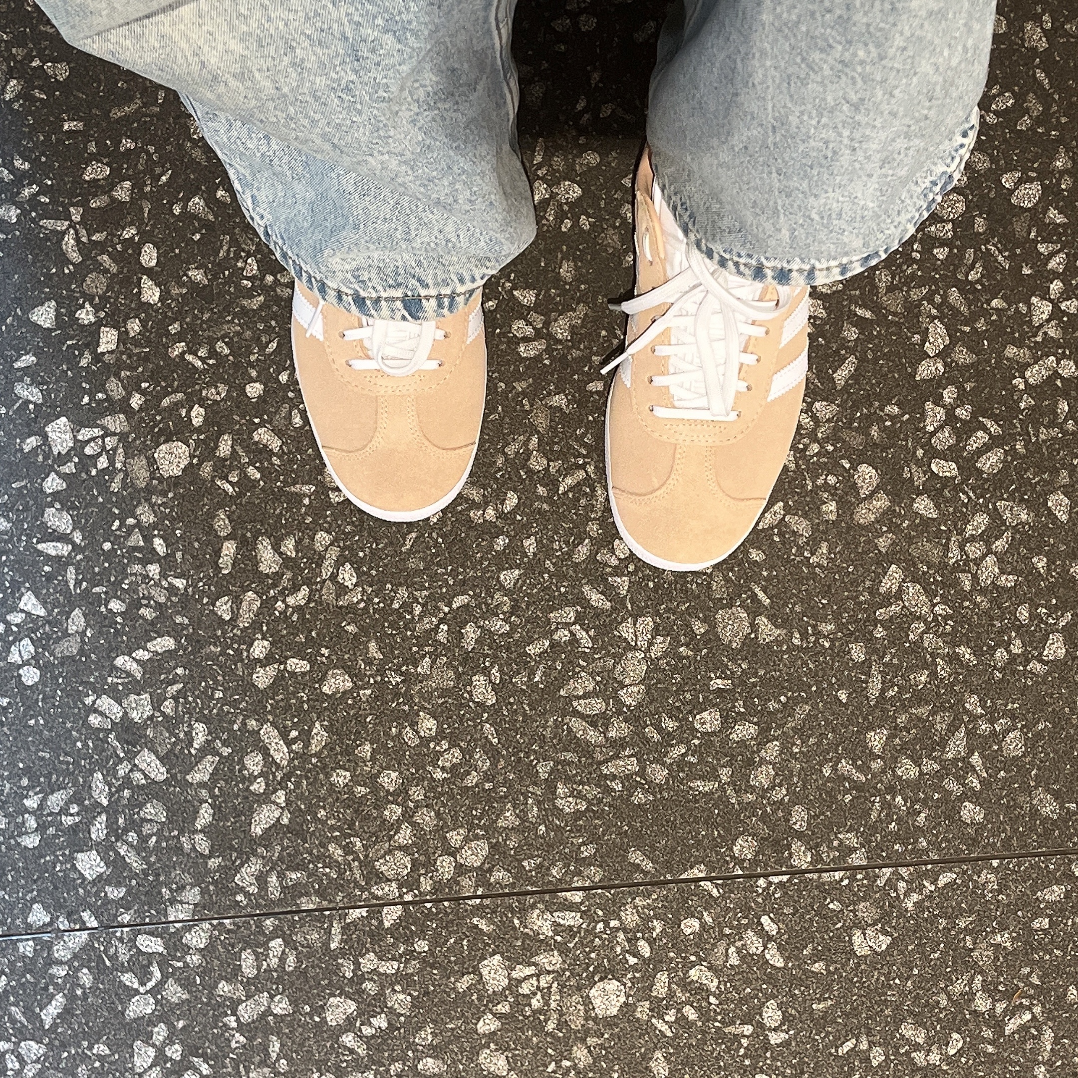 (W) Adidas Gazelle Halo Blush Cloud White 착용 스타일 - 2