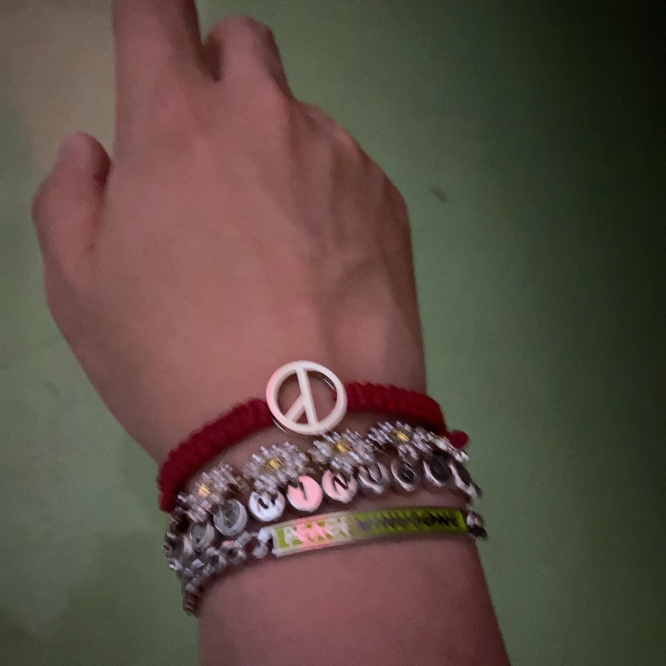 Peaceminusone Daisy Bracelet #4, Peaceminusone Logo Bracelet #1 Green 착용 스타일
