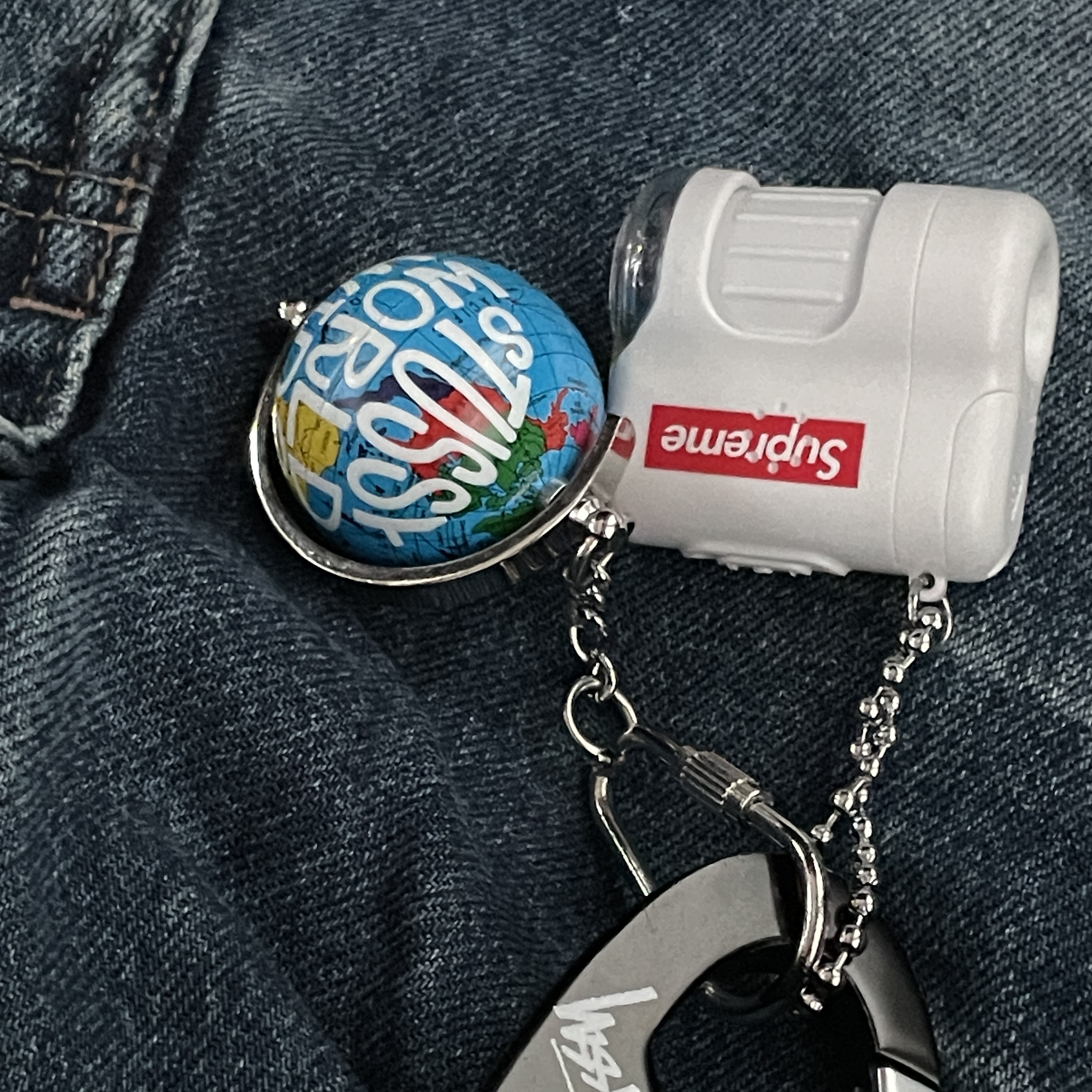 Stussy Globe Keychain Multi, Supreme x Raymay Pocket Microscope Keychain White - 23SS 착용 스타일