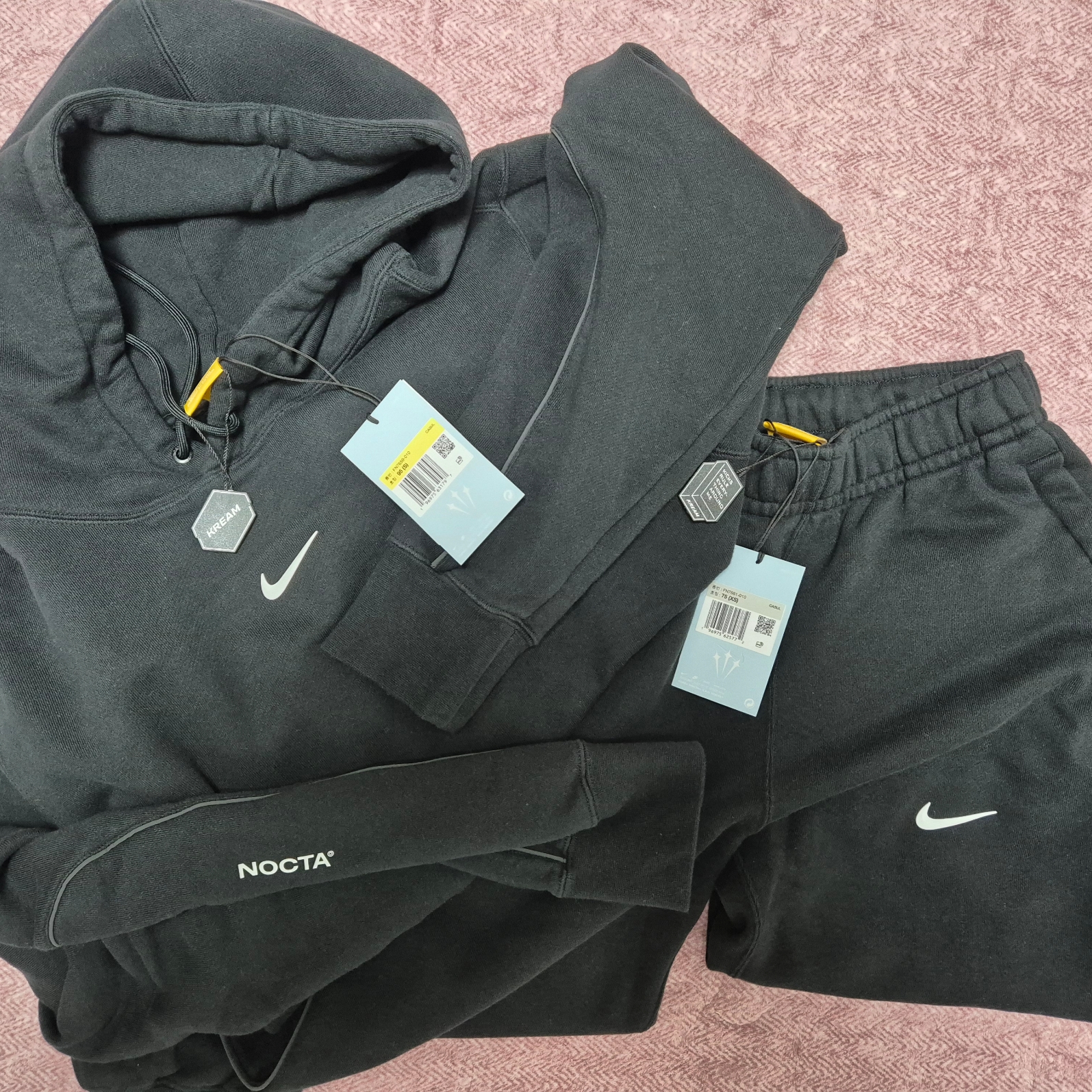Nike x Drake Nocta Fleece Hoodie Black (FN7659-010), Nike x Drake Nocta Fleece Pants Black (FN7661-010) 착용 스타일 - 1