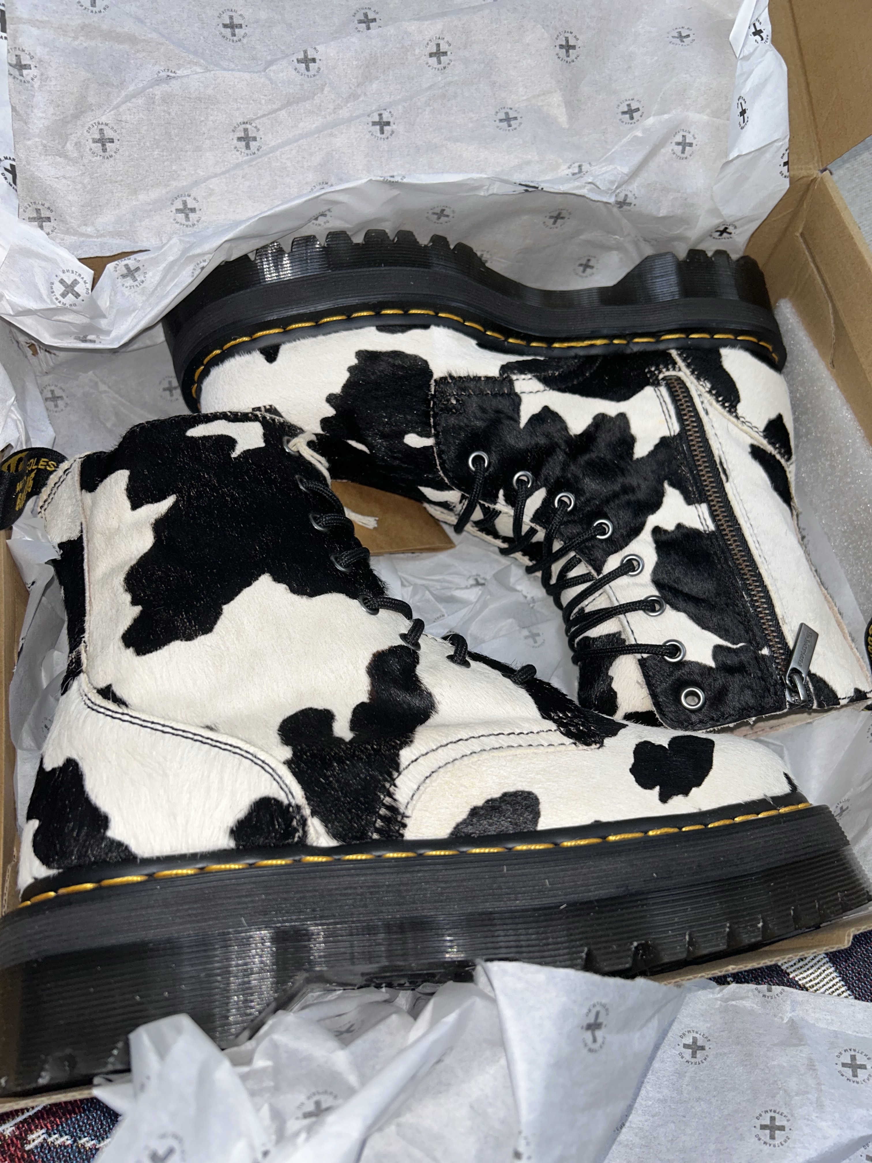Dr. Martens Jadon Hair On Platform Boots Cow Print 착용 스타일 - 6