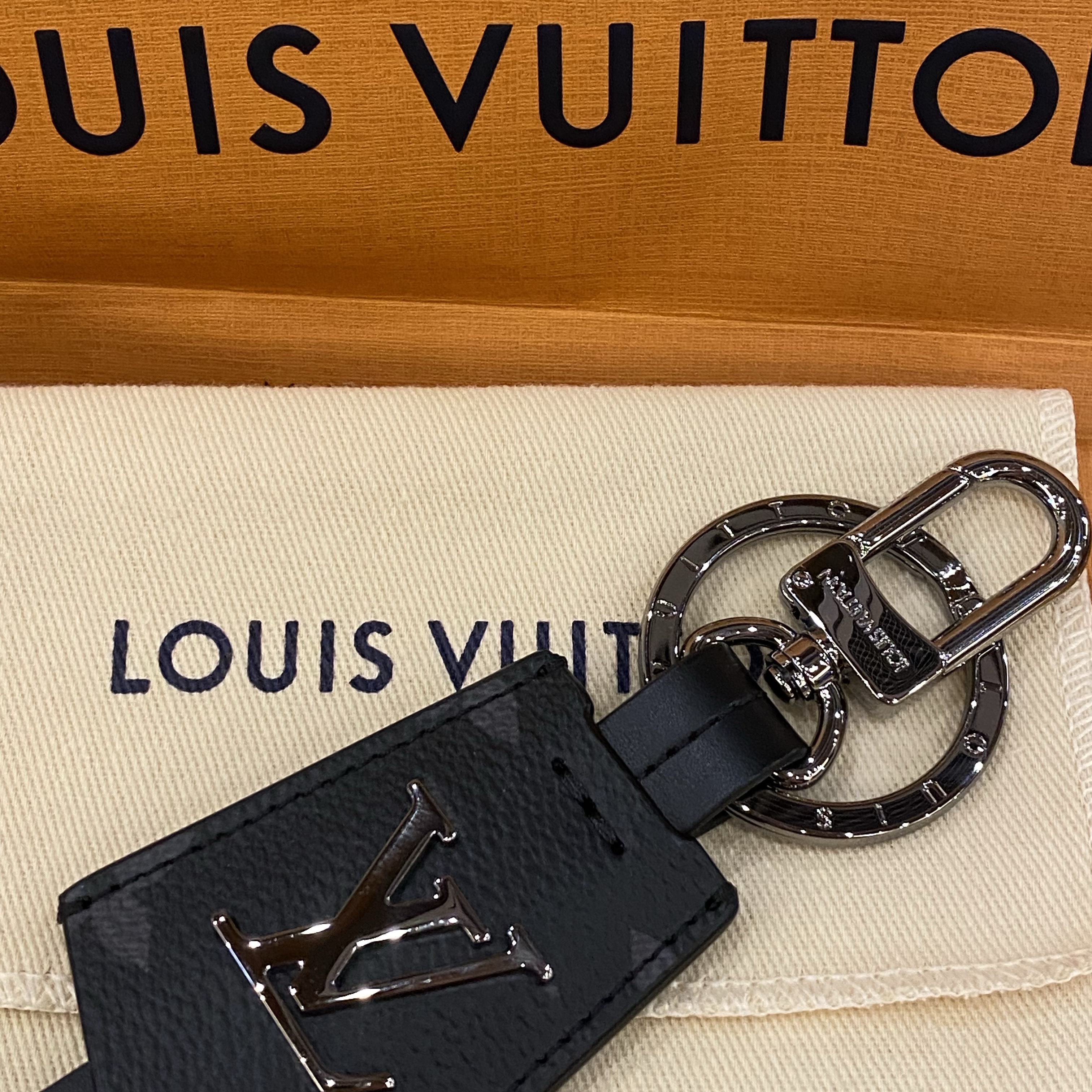 Louis Vuitton LV Cloches Cles Bag Charm and Key Holder Monogram Eclipse 착용 스타일 - 3