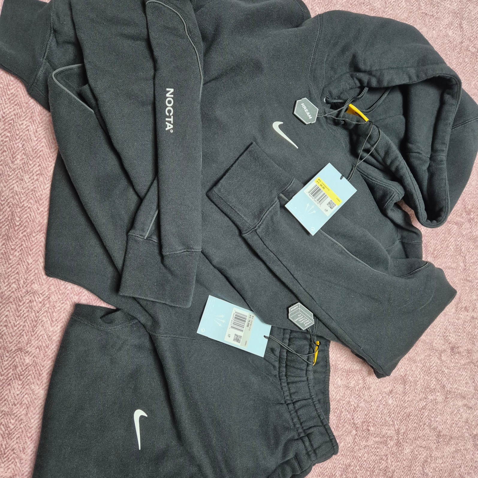 Nike x Drake Nocta Fleece Hoodie Black (FN7659-010), Nike x Drake Nocta Fleece Pants Black (FN7661-010) 착용 스타일 - 3