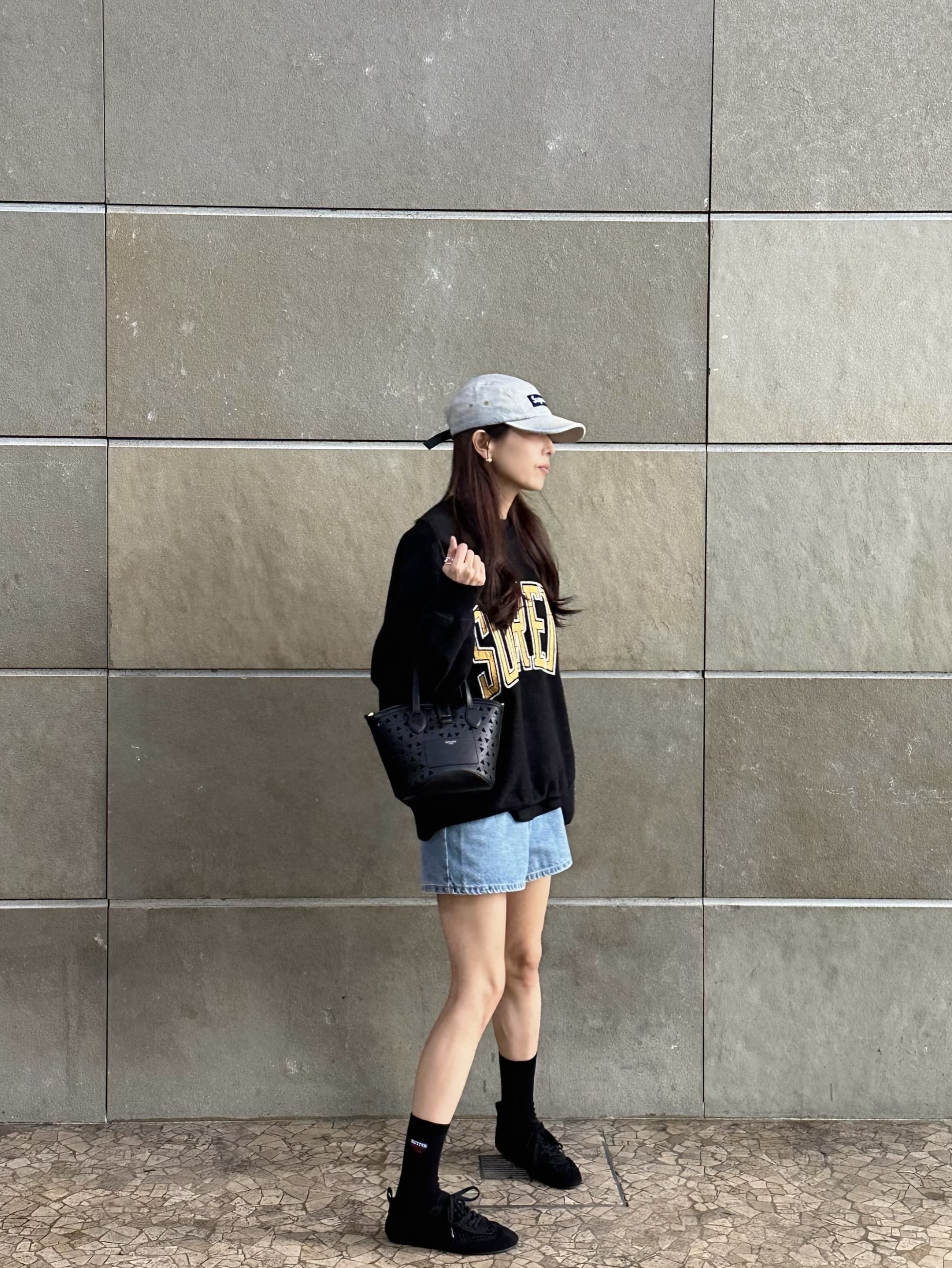 Supreme Denim Camp Cap Dirty Indigo - 23SS, Supreme Inside Out Crewneck Black - 23FW 착용 스타일 - 1