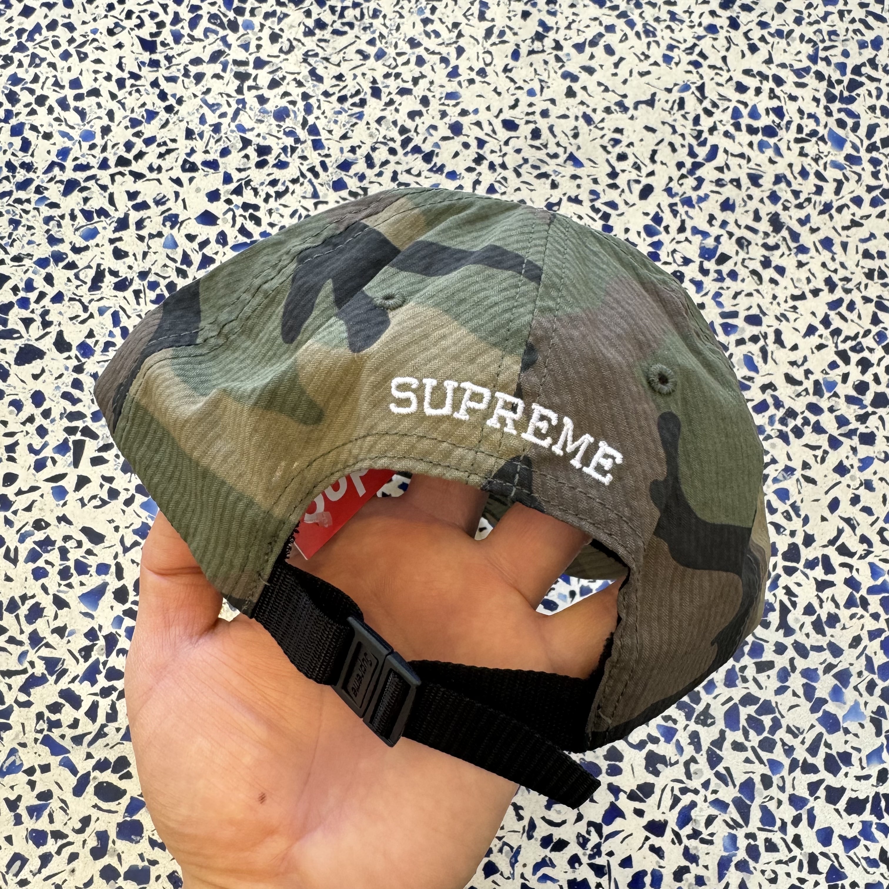 Supreme First T-Shirt Navy - 24SS, Supreme Seersucker S Logo 6-Panel Woodland Camo - 24SS 착용 스타일 - 3