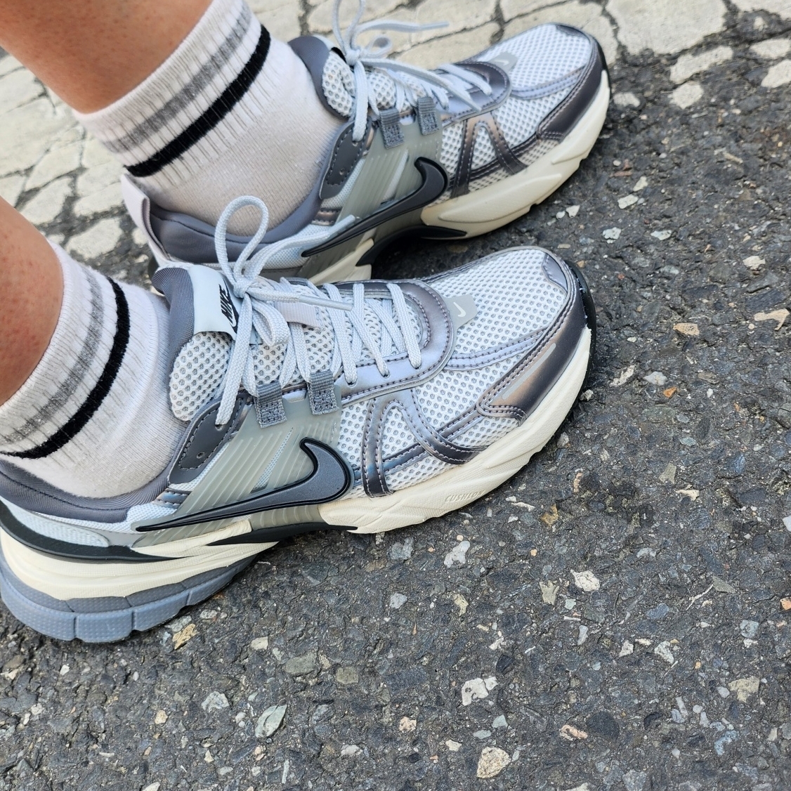 Nike V2K Run Pure Platinum Wolf Grey 착용 스타일