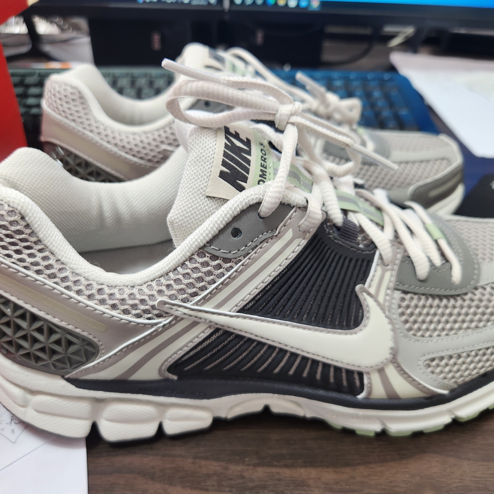 (W) Nike Zoom Vomero 5 Cobblestone and Flat Pewter 착용 스타일 - 2
