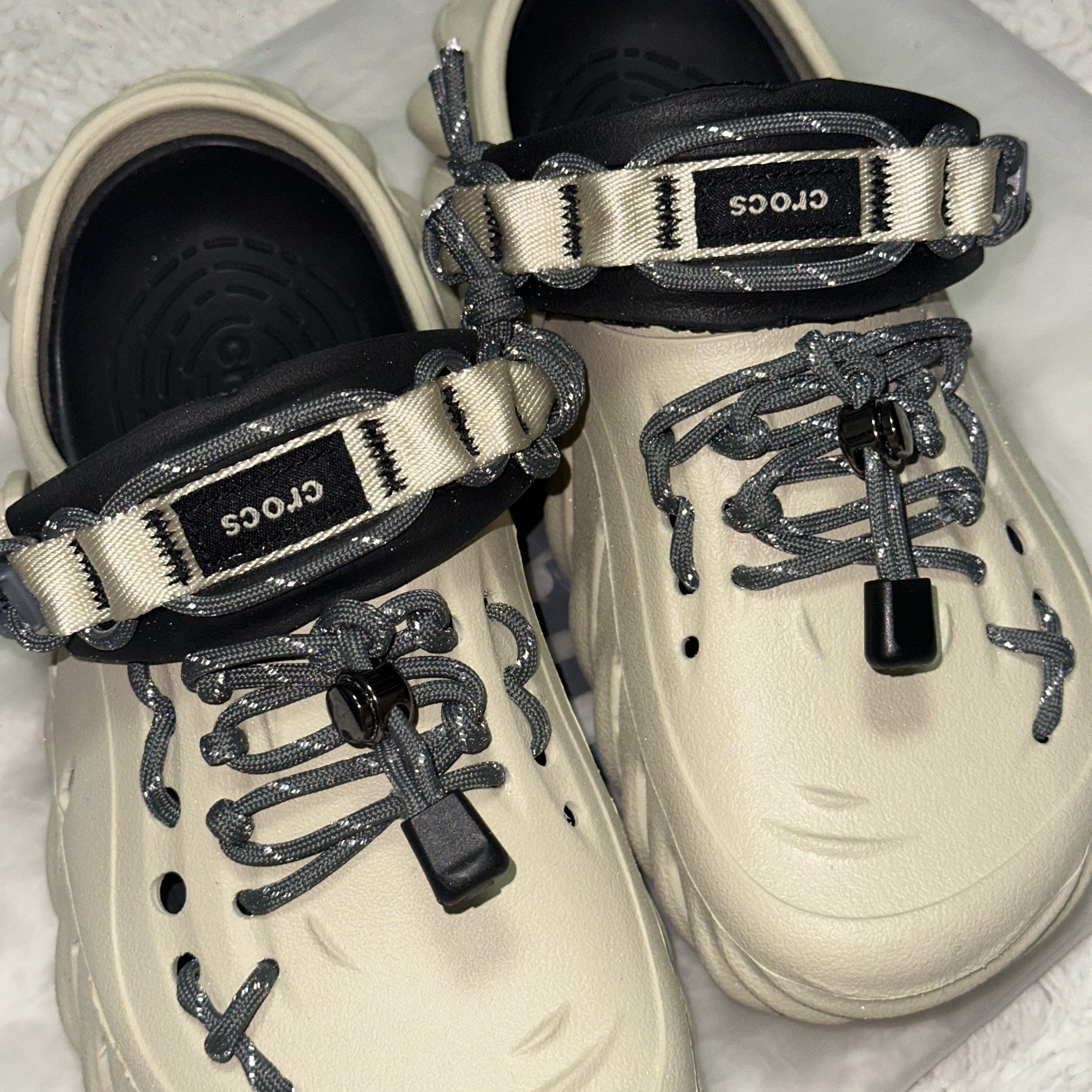 Crocs Echo Clog Bone Black 착용 스타일 - 2