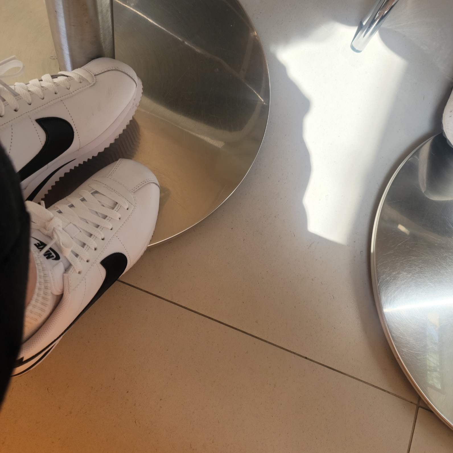 (W) Nike Cortez Leather White Black 착용 스타일