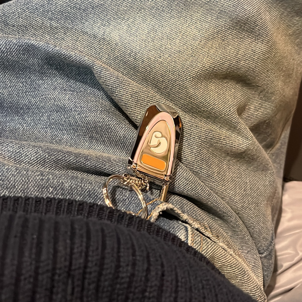 Glossier Cell Phone Keychain - LA Exclusive 착용 스타일 - 2