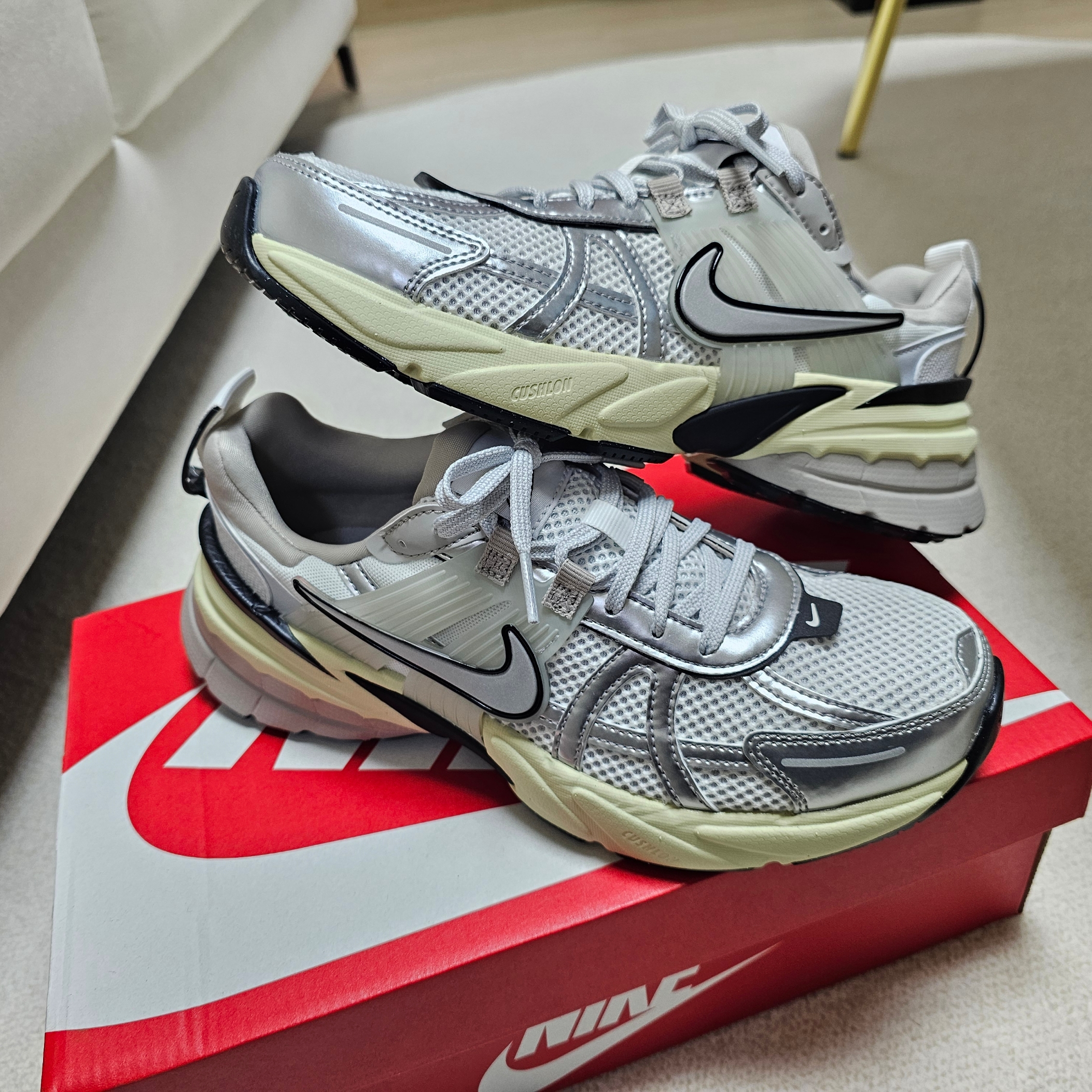 Nike V2K Run Summit White Metallic Silver 착용 스타일 - 1