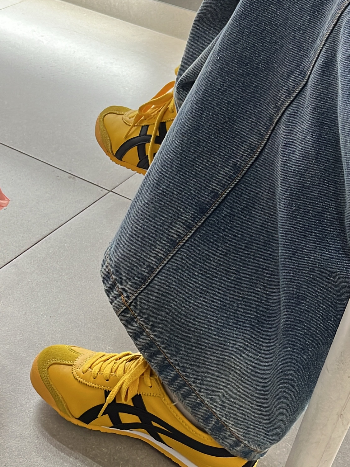 Onitsuka Tiger Mexico 66 Yellow Black 착용 스타일 - 3