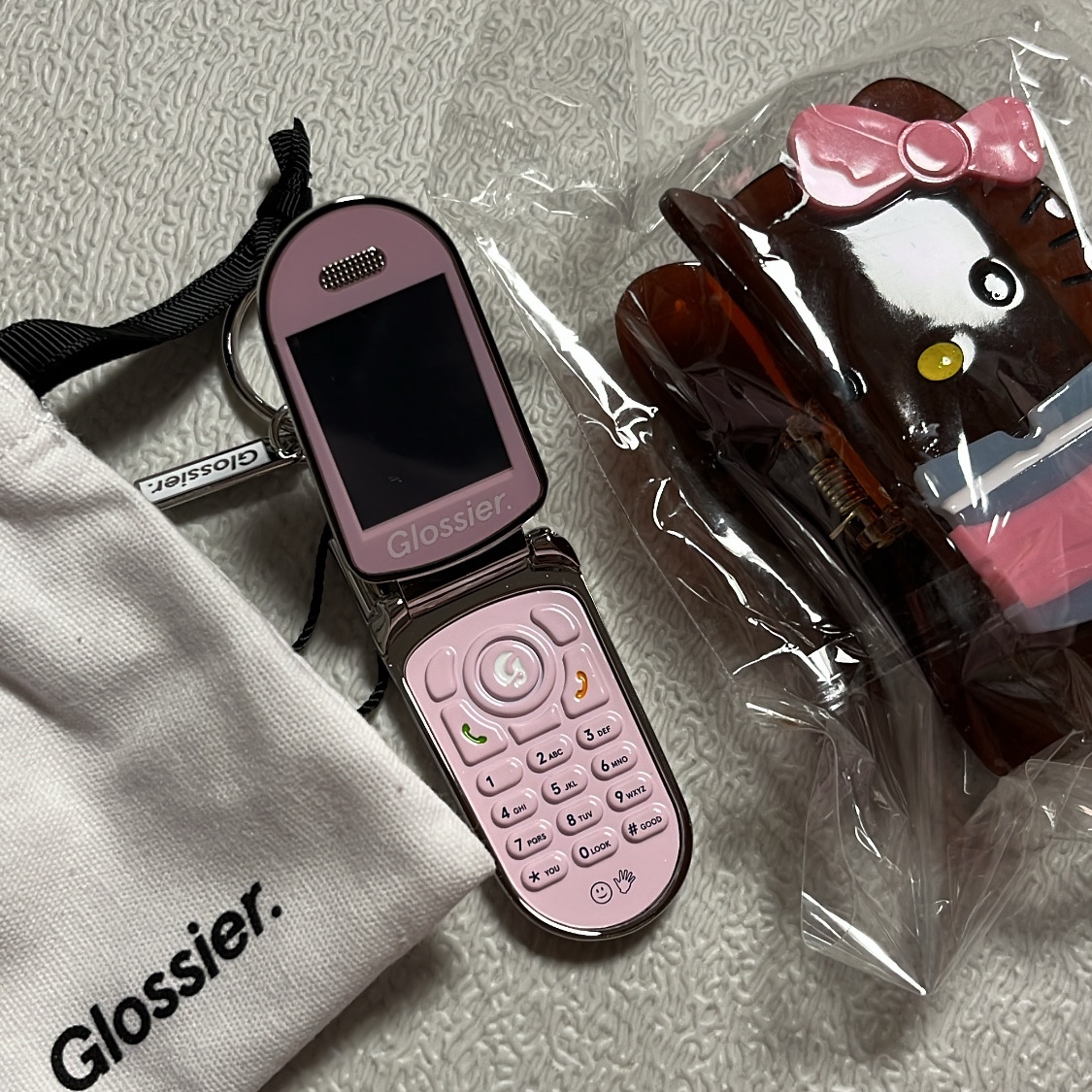 Glossier Cell Phone Keychain - LA Exclusive 착용 스타일 - 1