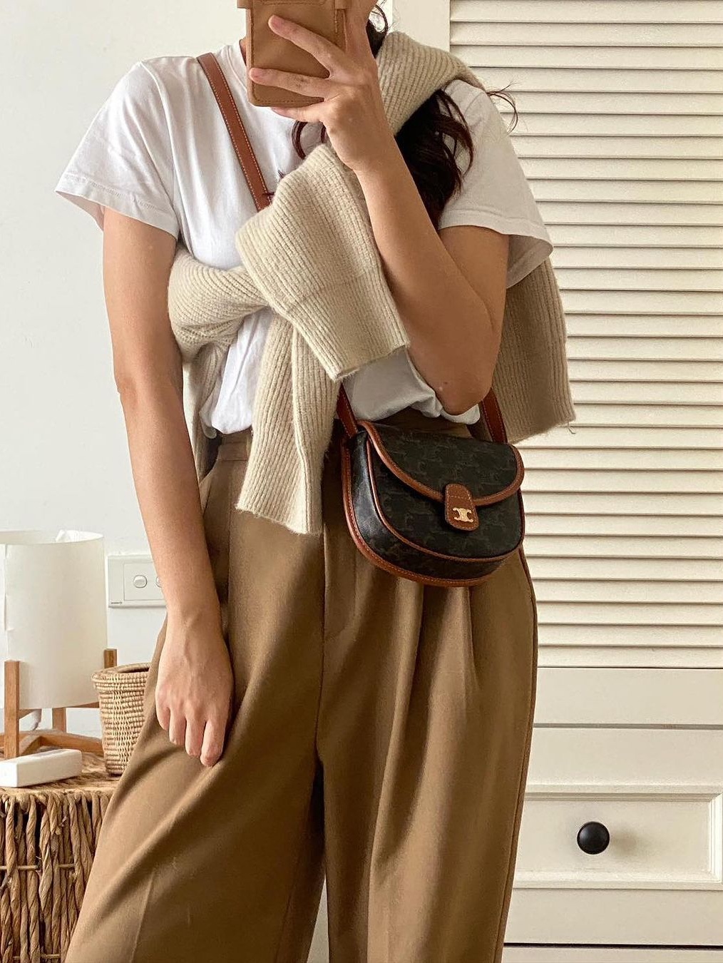 Celine Oval Bag Cuir Triomphe in Smooth Calfskin Tan, Celine Mini Claude in Calfskin Croco Effect Embossed Triomphe Black 착용 스타일 - 6