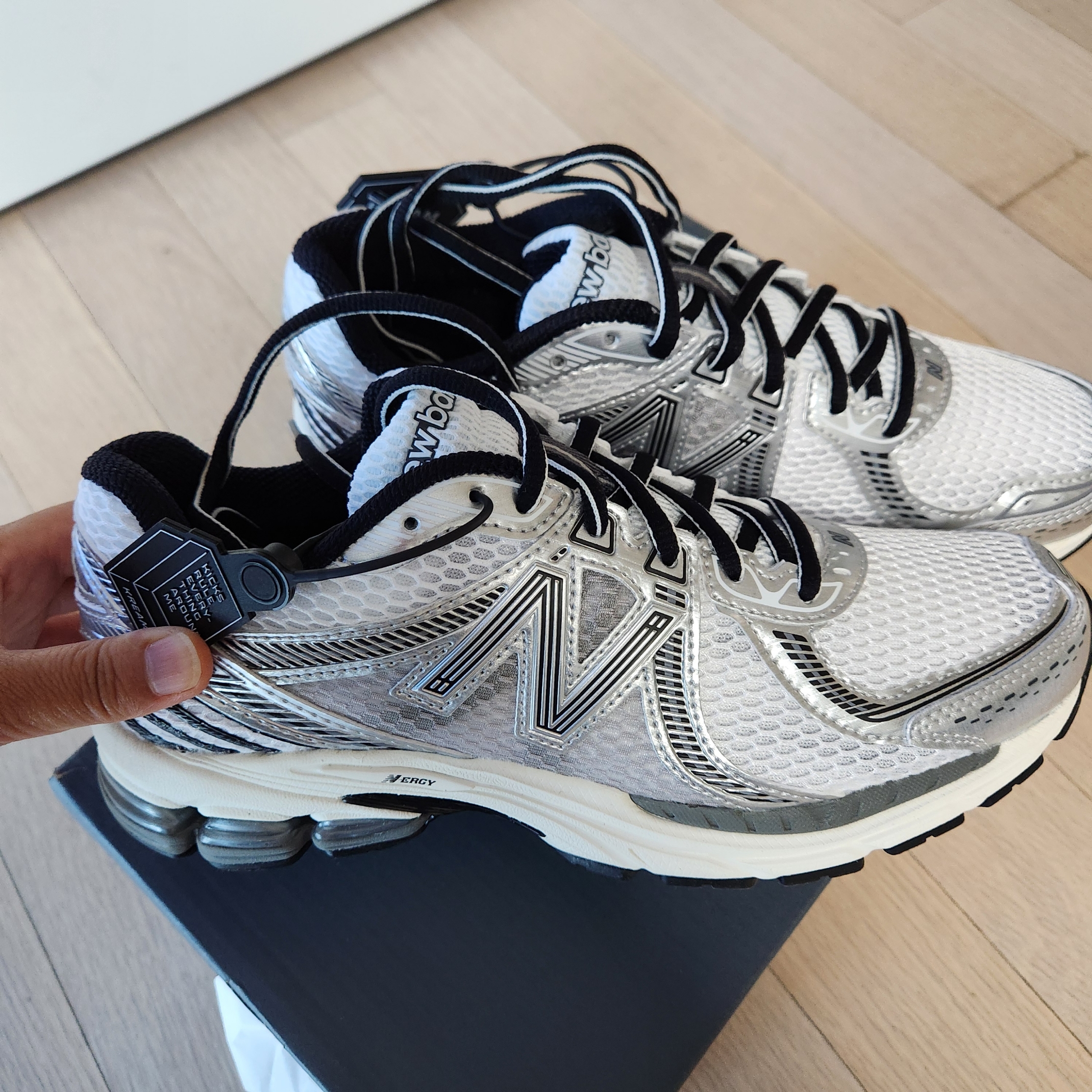 New Balance 860v2 Optic White 착용 스타일