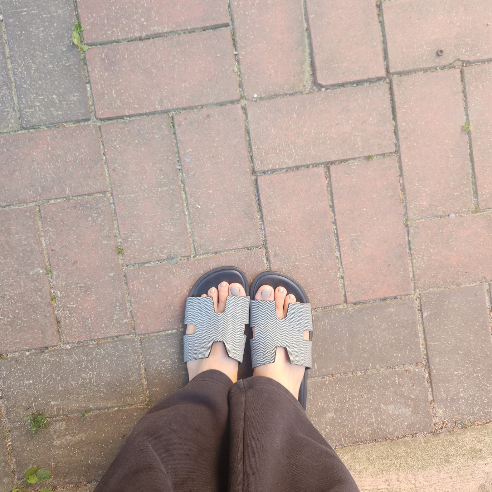 Hermes Izmir Sandal Chevron & Noir Blanc 착용 스타일 - 2
