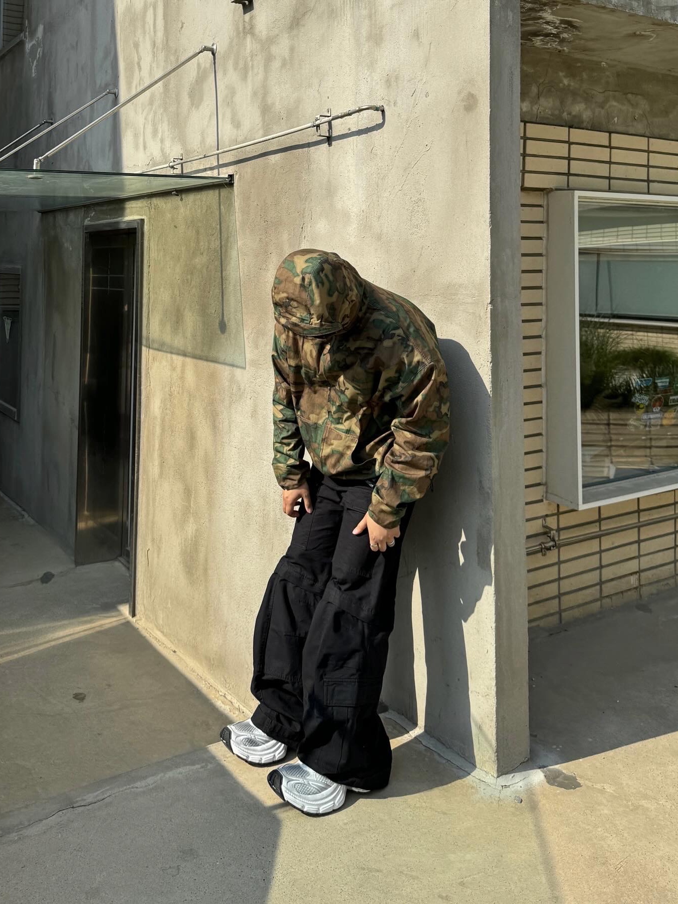 Nonnod Zip Jacket Camo, Balenciaga Flared Cargo Pants Black 착용 스타일 - 2