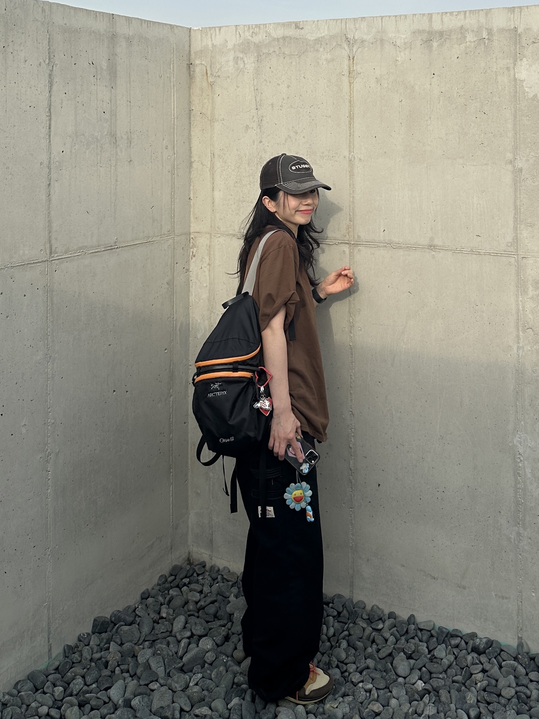 Stussy Low Pro Trucker Cut-Out Leather Snapback Brown, Stussy x Our Legacy Surfman Pigment Dyed T-Shirt Dark Brown 착용 스타일 - 2