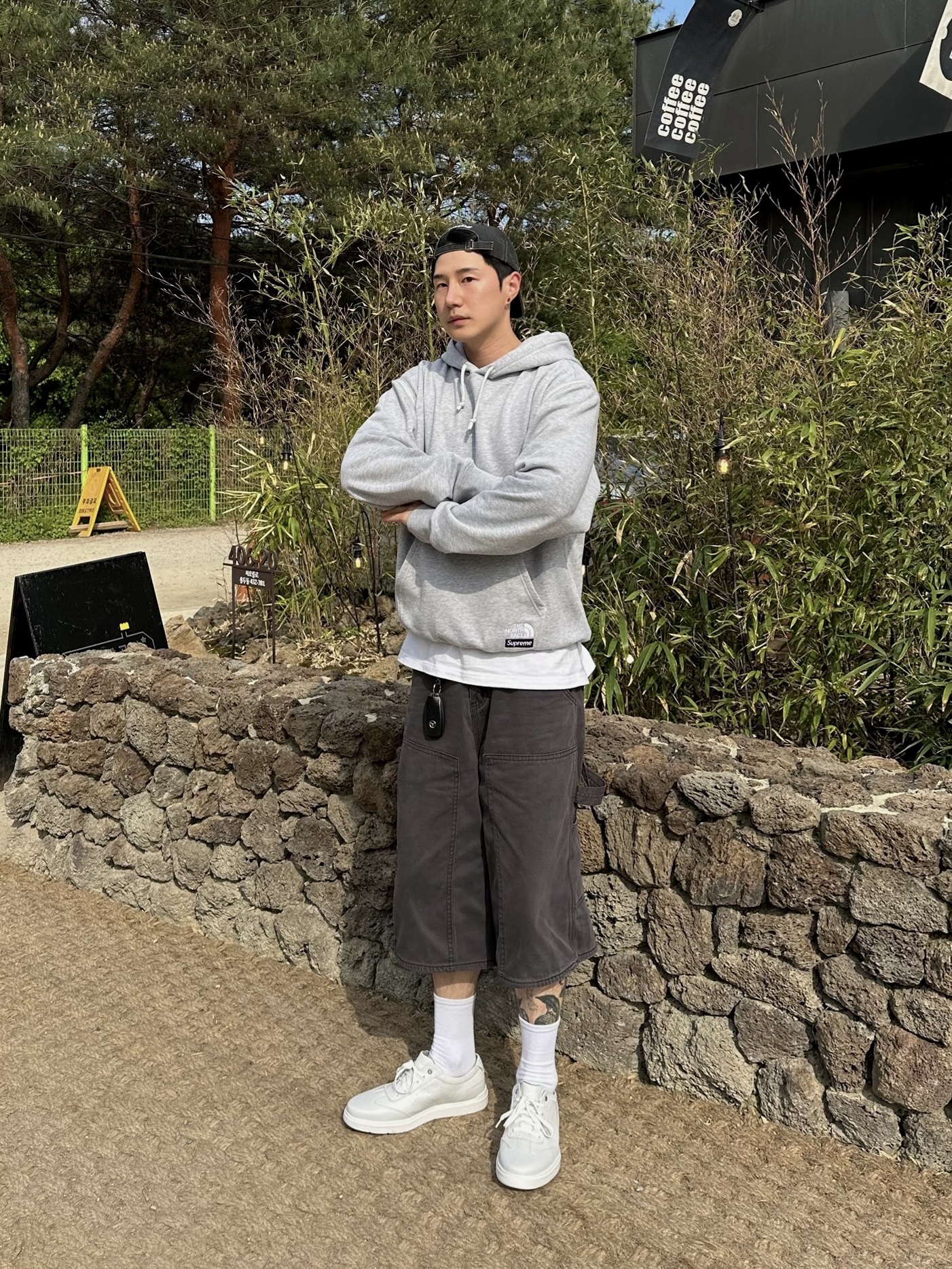 Supreme x The North Face Convertible Hooded Sweatshirt Heather Grey - 23SS, Supreme Pigment Canvas S Logo 6-Panel Black - 23SS 착용 스타일 - 1