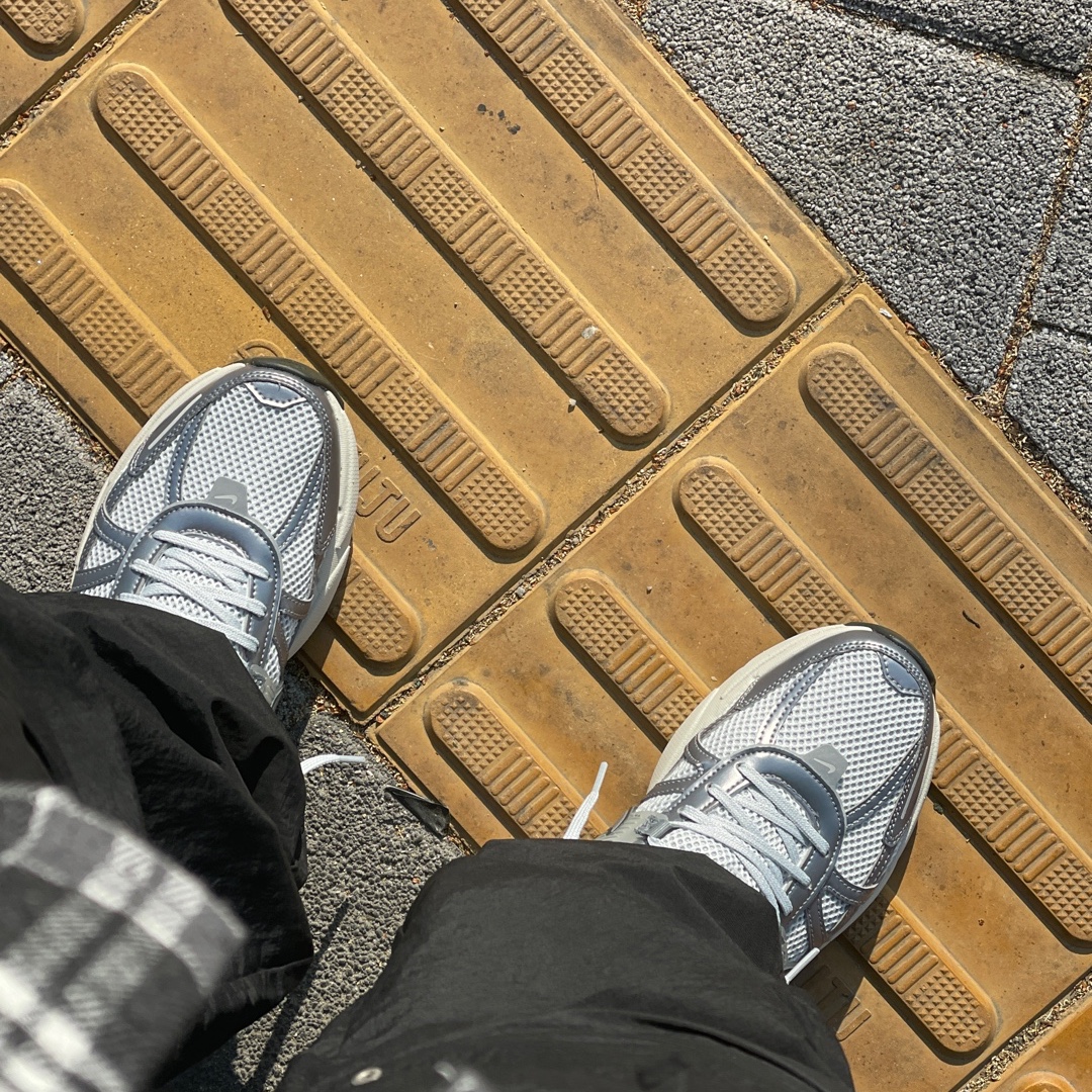 Nike V2K Run Pure Platinum Wolf Grey 착용 스타일