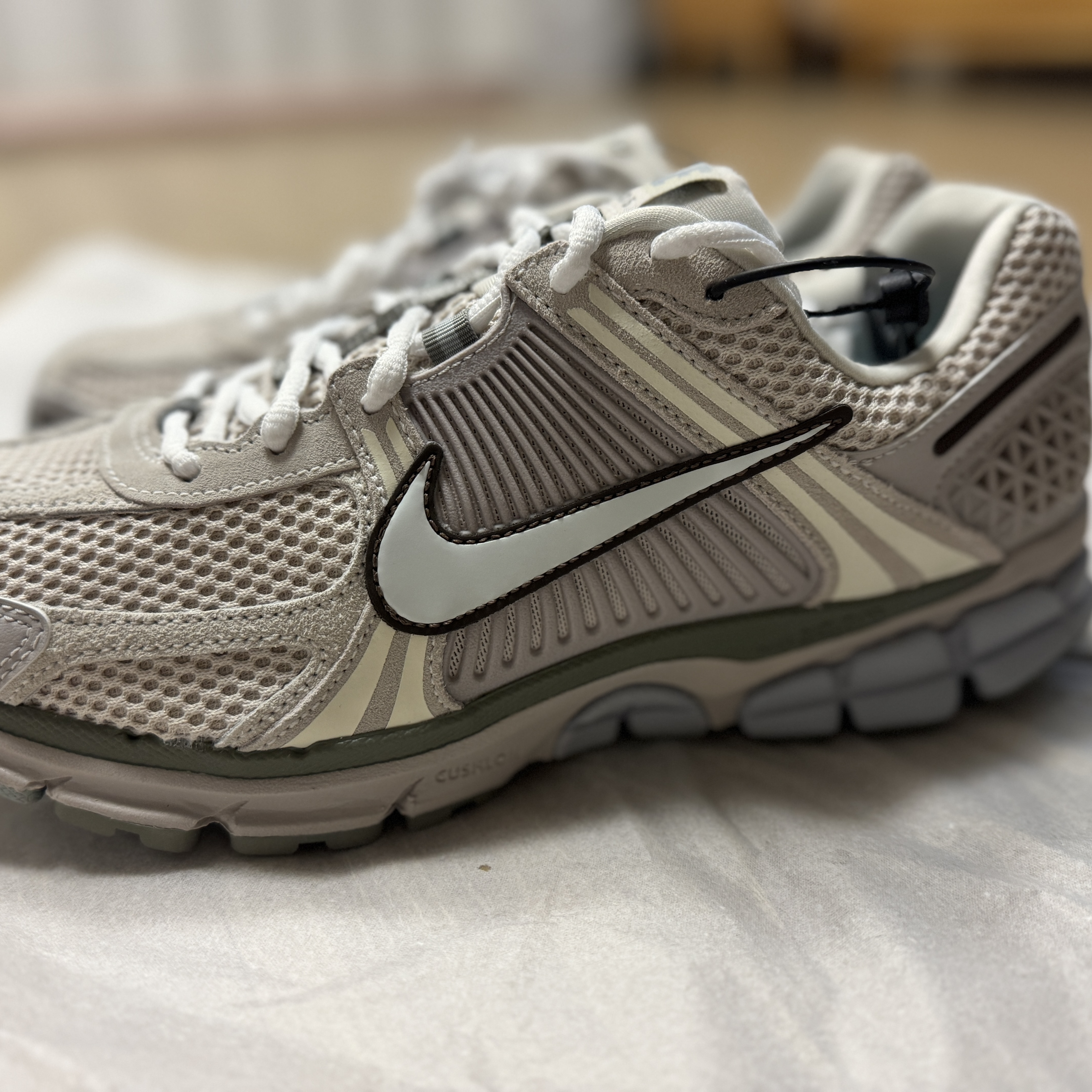 Nike Zoom Vomero 5 SE Light Orewood Brown 착용 스타일