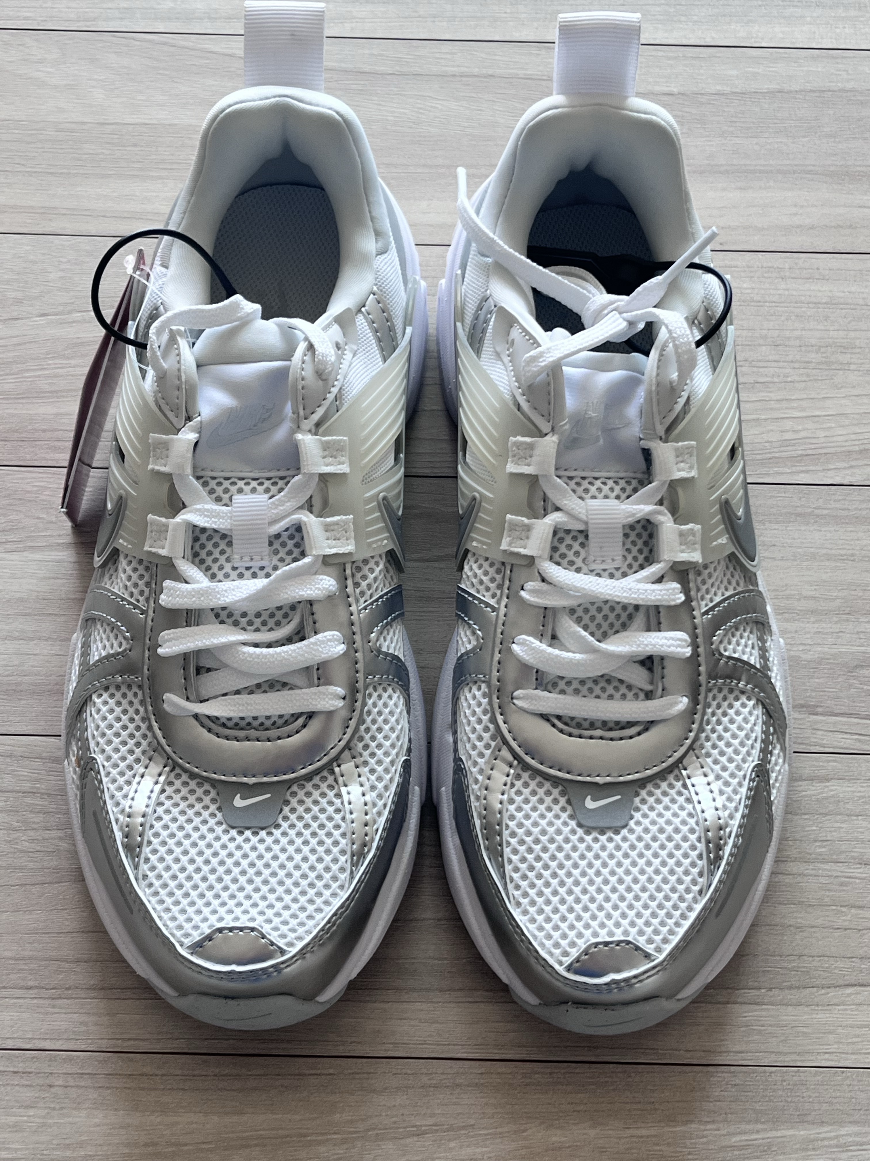 Nike V2K Run Metallic Silver White 착용 스타일 - 1
