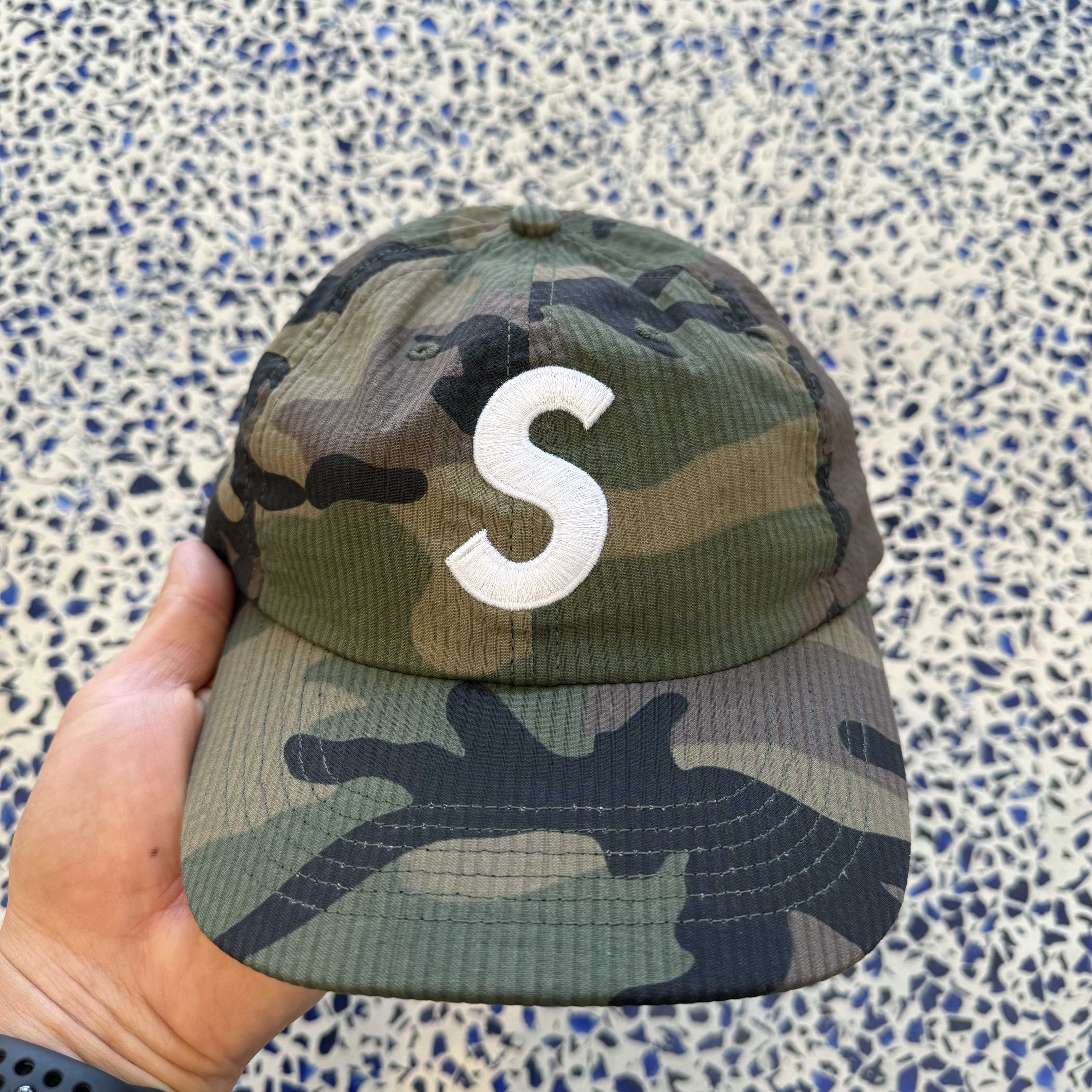 Supreme First T-Shirt Navy - 24SS, Supreme Seersucker S Logo 6-Panel Woodland Camo - 24SS 착용 스타일 - 2